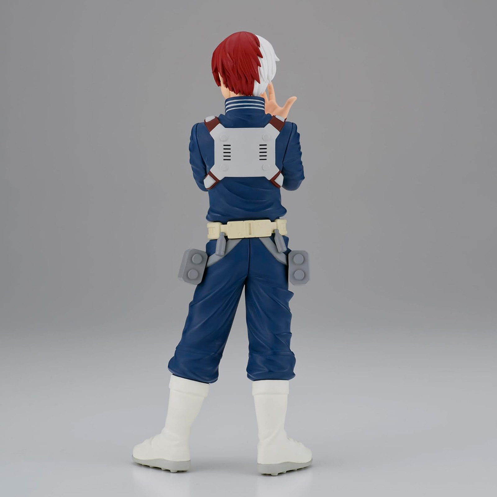 Anime-Figur einer Figur von hinten. Rotes und weißes Haar.