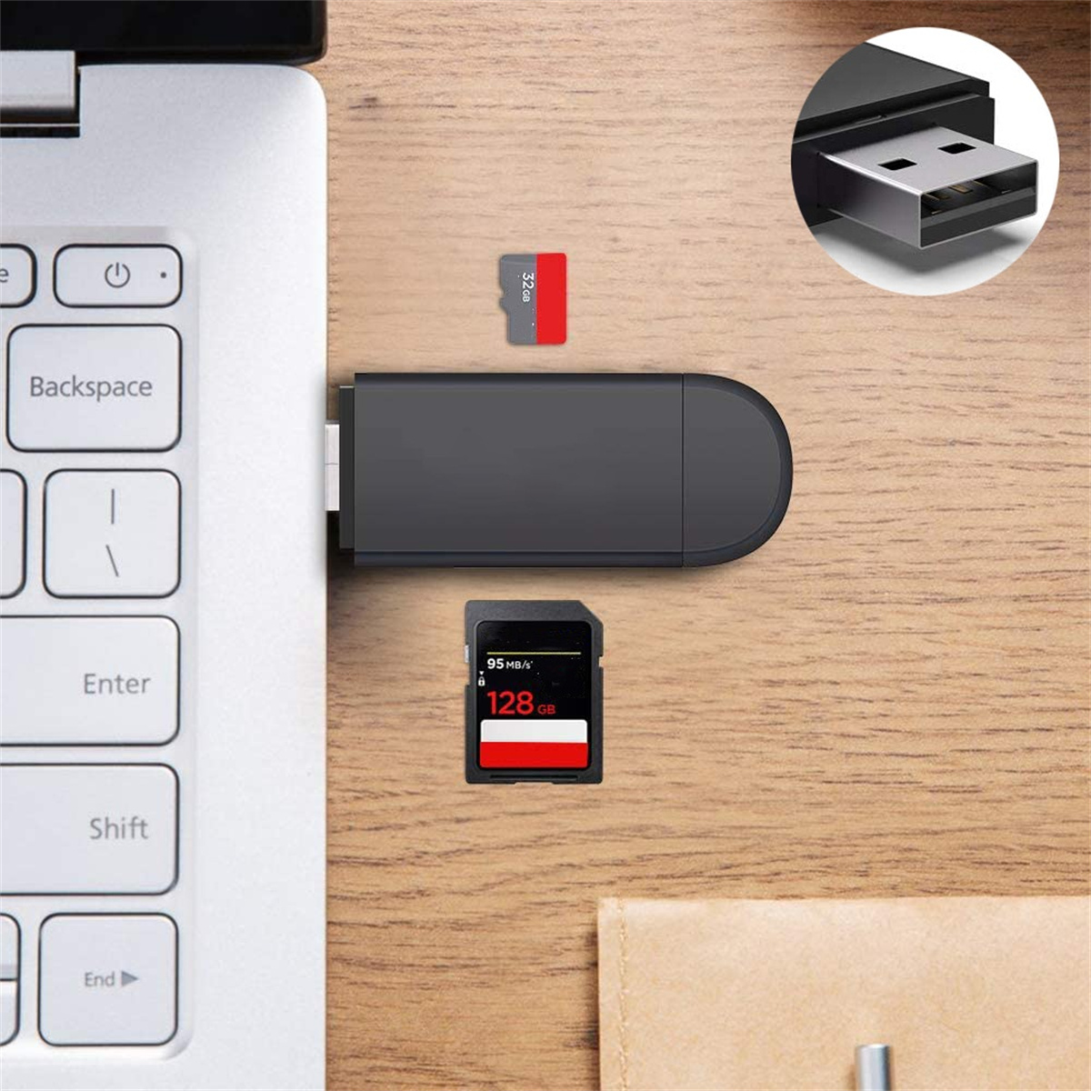 Ein schwarzer Kartenleser mit einer SD-Karte und einem USB-Anschluss auf einem Holzschreibtisch.