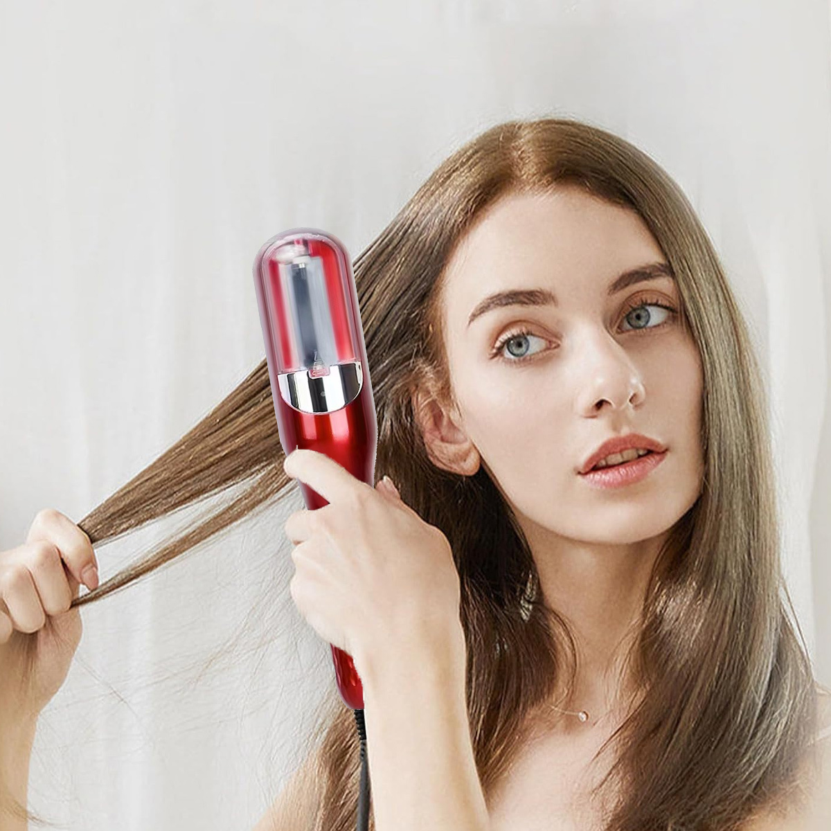Eine Frau benutzt eine rote Haarglättungsbürste für ihr Haar. Sie schaut in die Kamera.