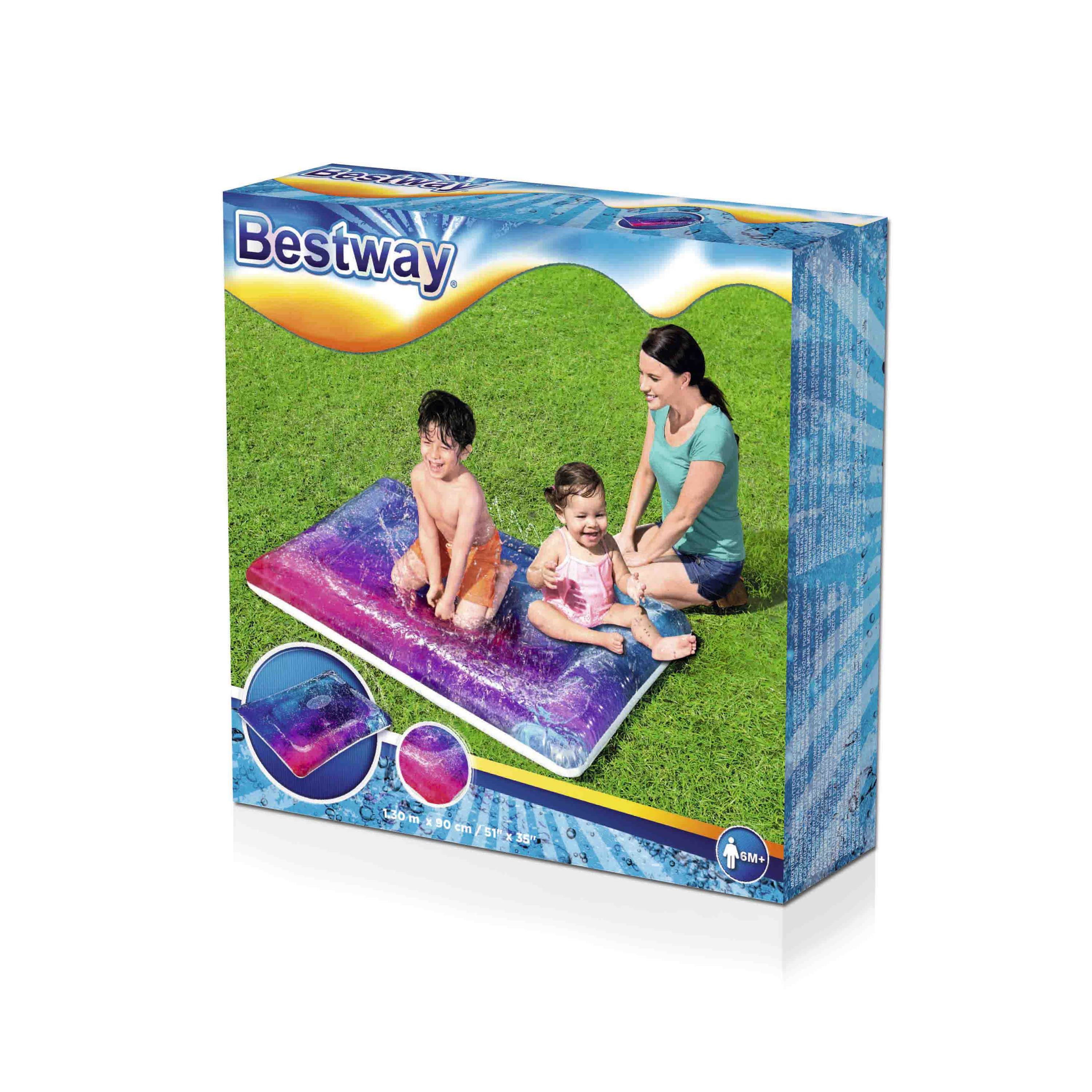 Doos met afbeelding van kinderen die op een watermat in het gras spelen, met een vrouw.