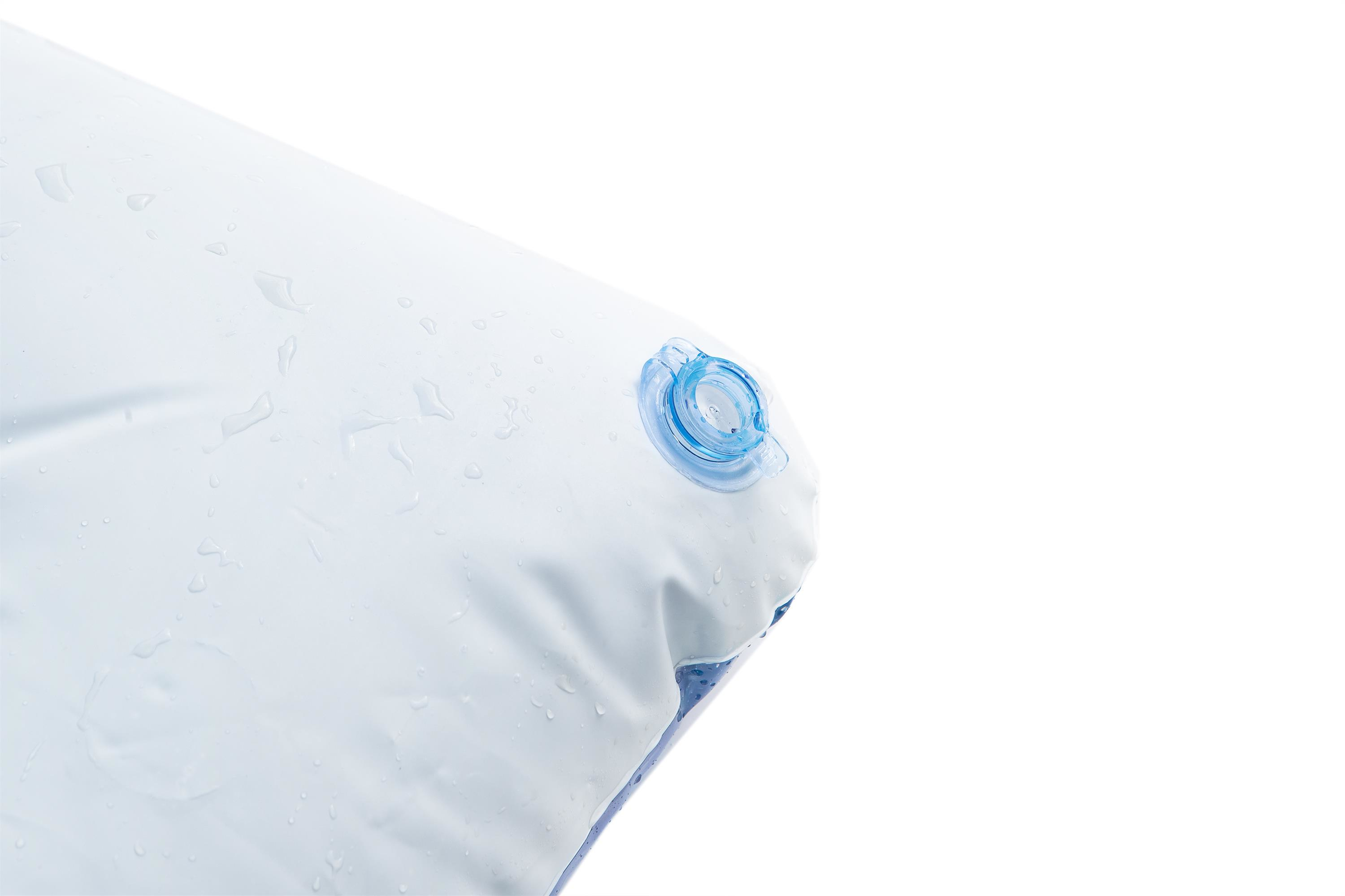 Close-up van een wit opblaasbaar item met een blauw ventiel.