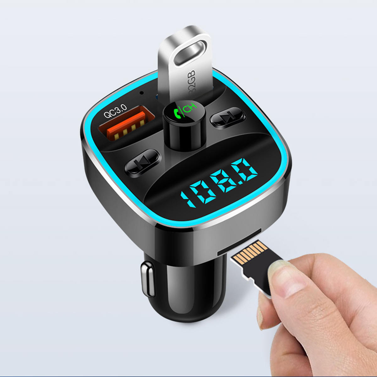 Autoladegerät mit USB-Anschluss, USB-Stick und Hand, die eine SD-Karte einlegt, zeigt 108.0 an.