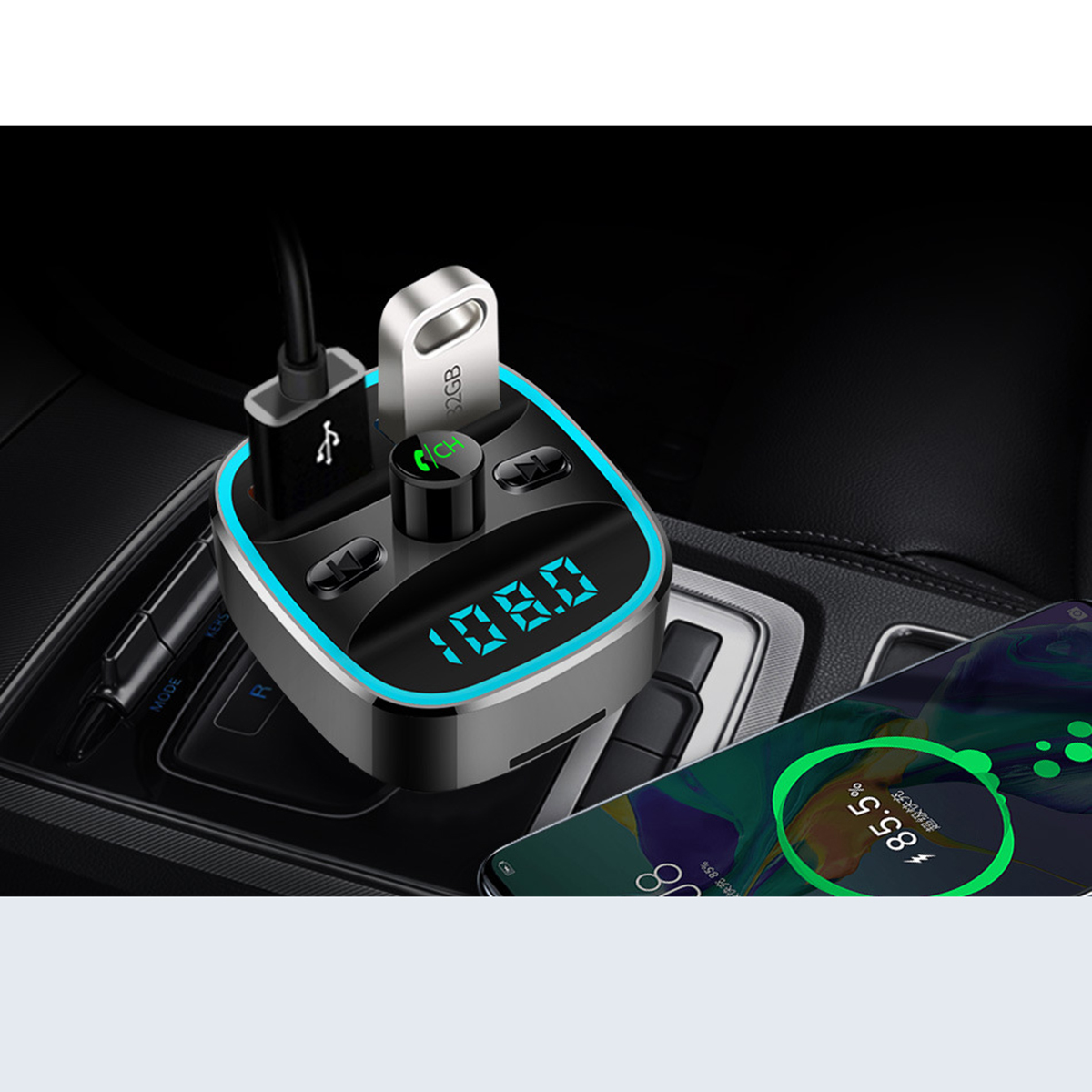 Autoladegerät mit USB-Anschlüssen, USB-Stick, Telefon und Digitalanzeige mit Radiofrequenz.