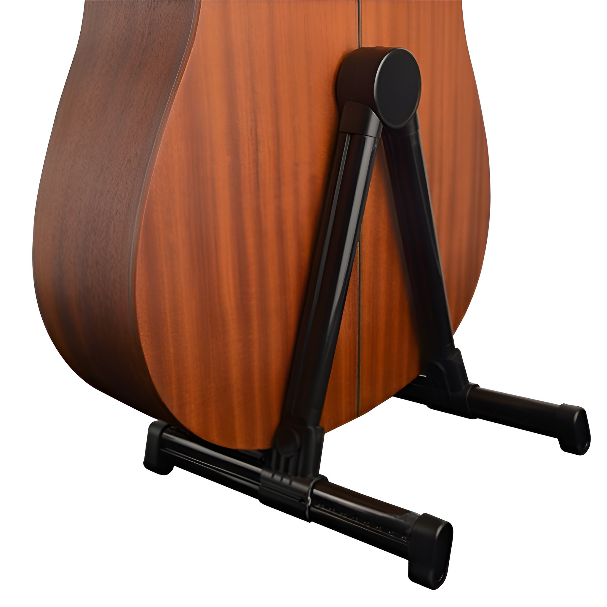 Eine Gitarre steht auf einem schwarzen, zusammenklappbaren Ständer vor weißem Hintergrund.