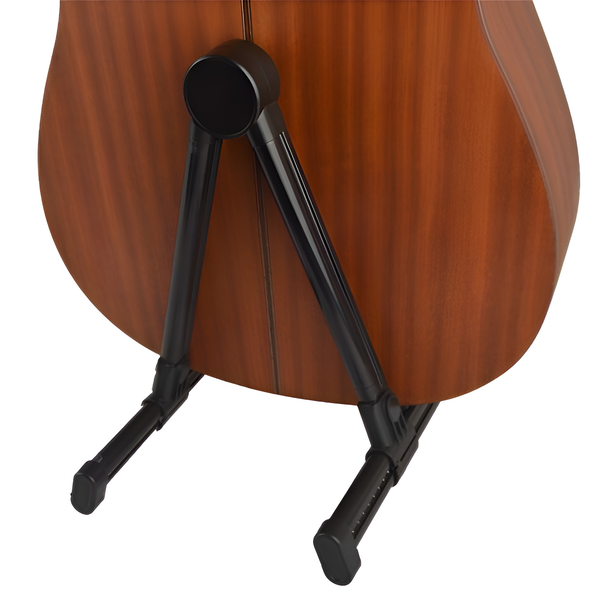 Akustikgitarre auf einem Ständer, gestützt von schwarzen Beinen, weißer Hintergrund.