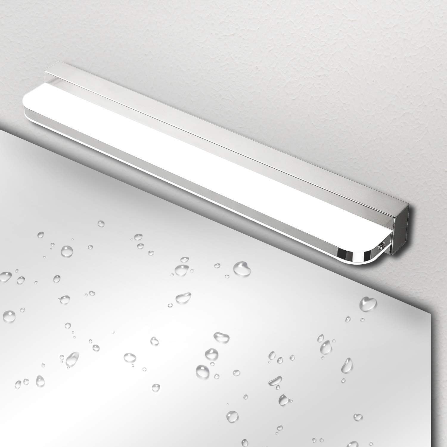 Eine silberne LED-Leuchte ist an einer weißen Wand über einem Spiegel mit Wassertropfen angebracht.