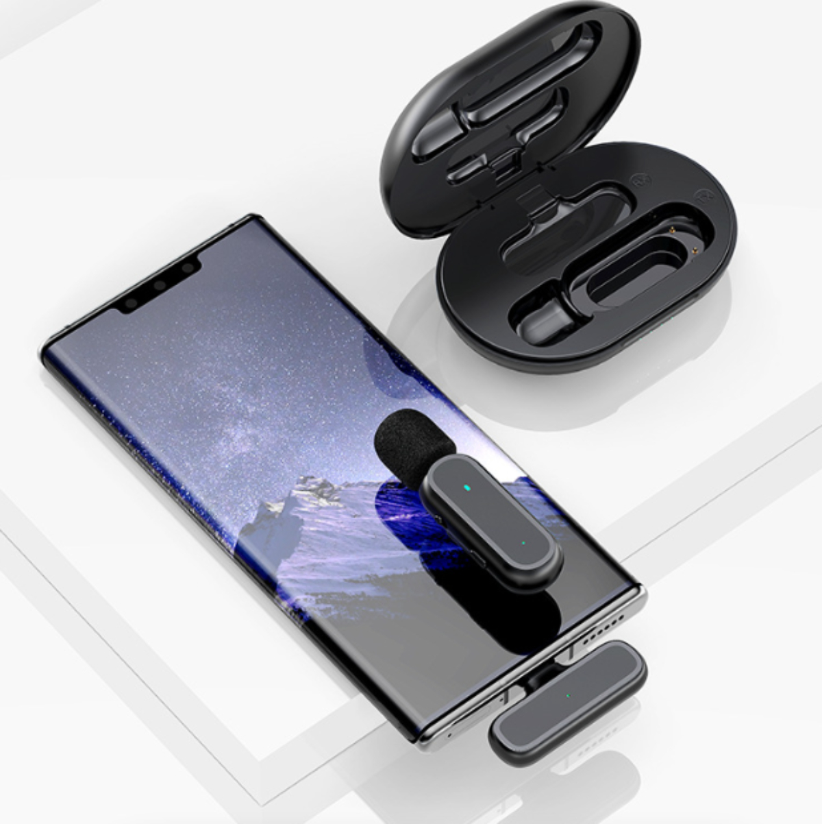 Ein Smartphone mit einem drahtlosen Mikrofon, zusammen mit einem Ladekoffer und einem zusätzlichen Mikrofon.