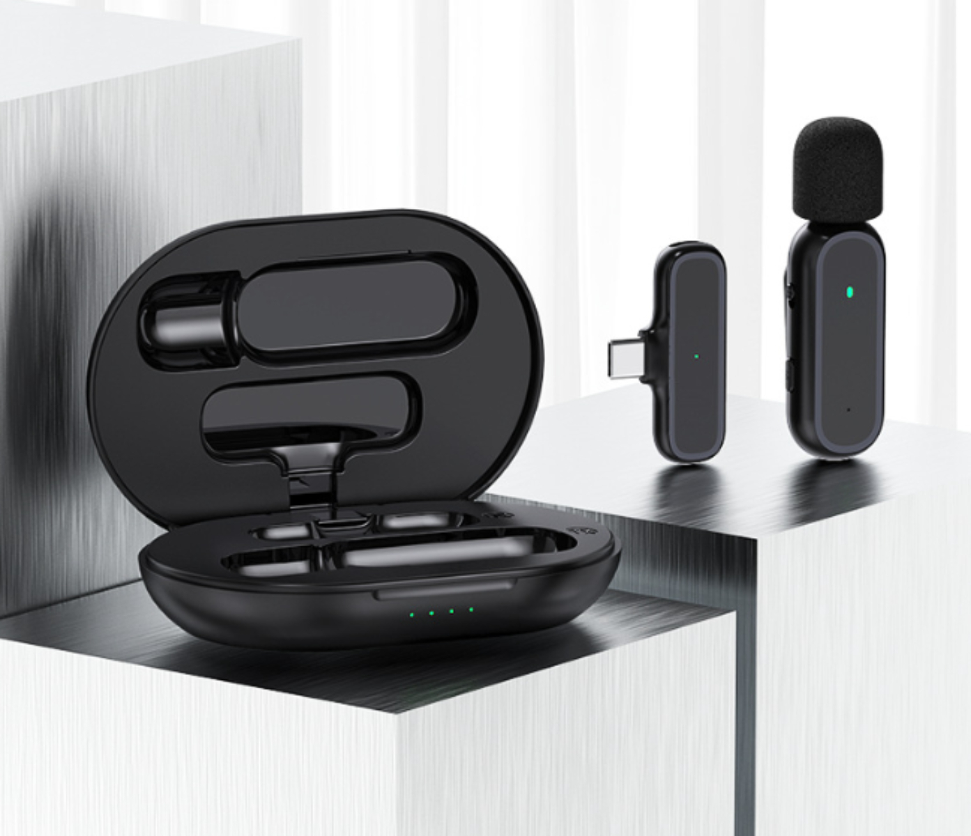 Schwarzes kabelloses Mikrofon-Set mit Ladecase und USB-C-Adapter.