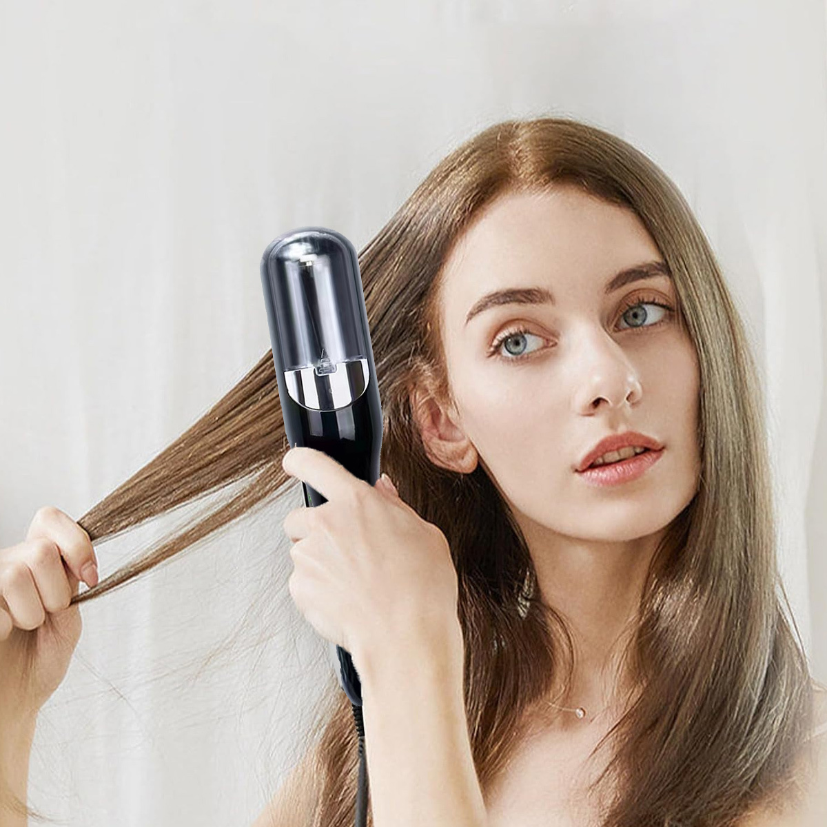Frau, die ihre Haare mit einem schwarzen Haarglätter stylt.