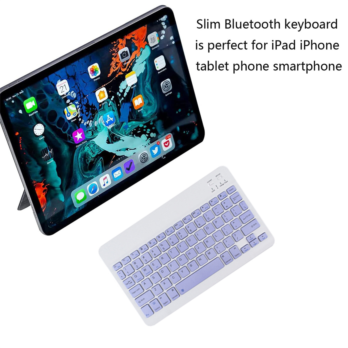 Tablet mit Tastatur, das Gerät mit einer Anwendung auf dem Bildschirm zeigend.