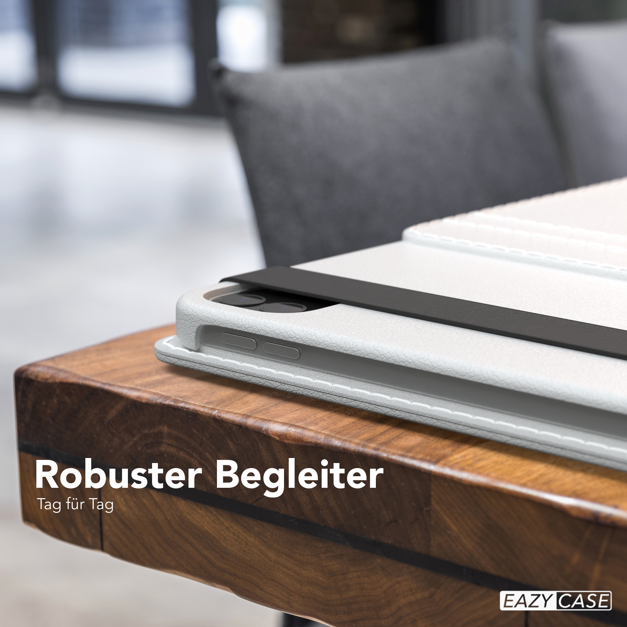 Weiße iPad-Hülle auf einem Holztisch. Text: 'Robuster Begleiter' auf Deutsch.