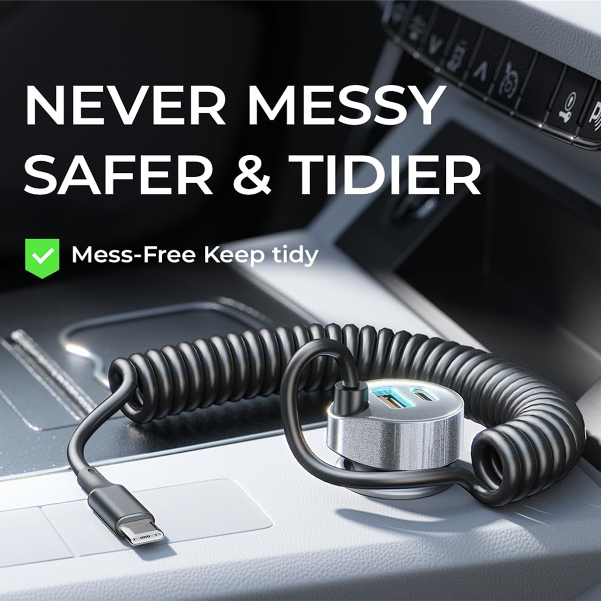 Schwarzes USB-Autoladegerät mit Spiralkabel und iPhone-Kabel in der Konsole eines Autos.