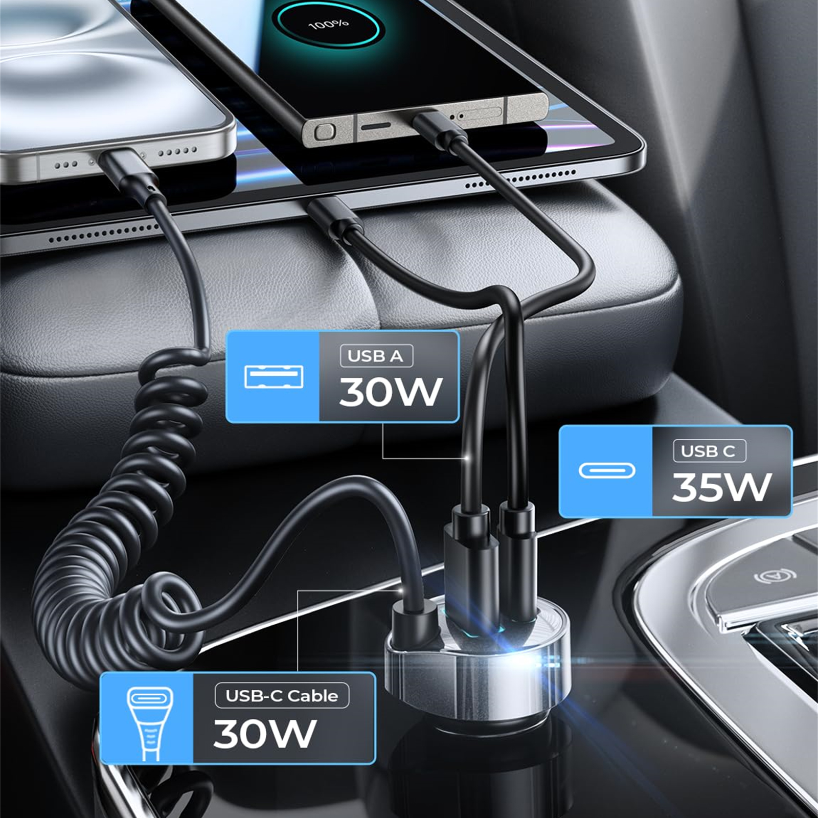 Schwarzes Autoladegerät mit drei Ladekabeln. Zwei Telefone und ein Tablet.