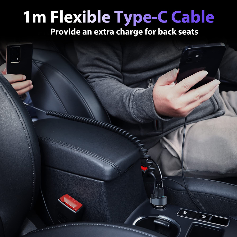Ein flexibles Typ-C-Kabel, das ein Telefon im Auto auflädt. Ein zweites Telefon wird in der Hand gehalten.
