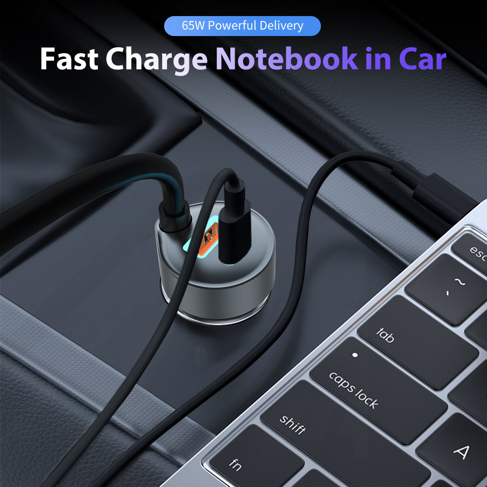 Autoladegerät, das an einen Laptop angeschlossen ist, mit zwei Kabeln und einem Armaturenbrett.