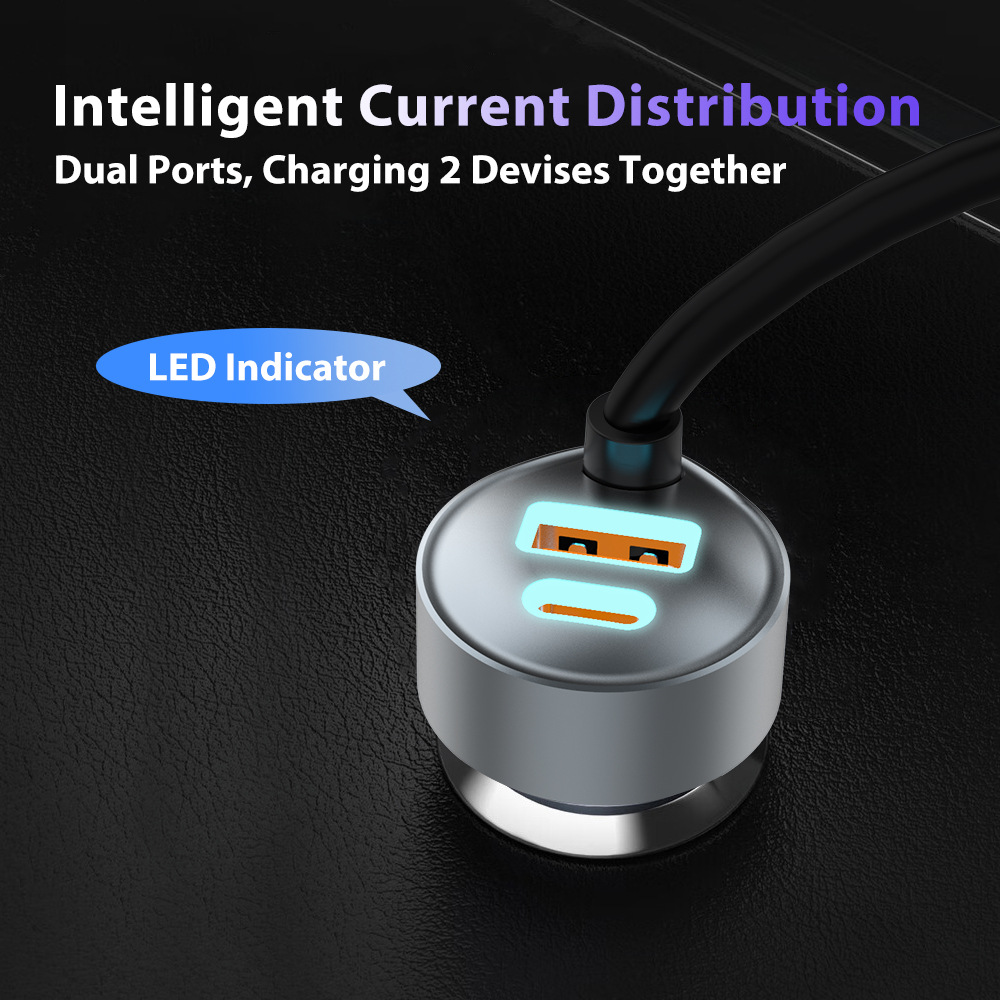 Silbernes USB-Ladegerät mit zwei Anschlüssen, LED-Anzeige und schwarzem Kabel auf dunkler Oberfläche.