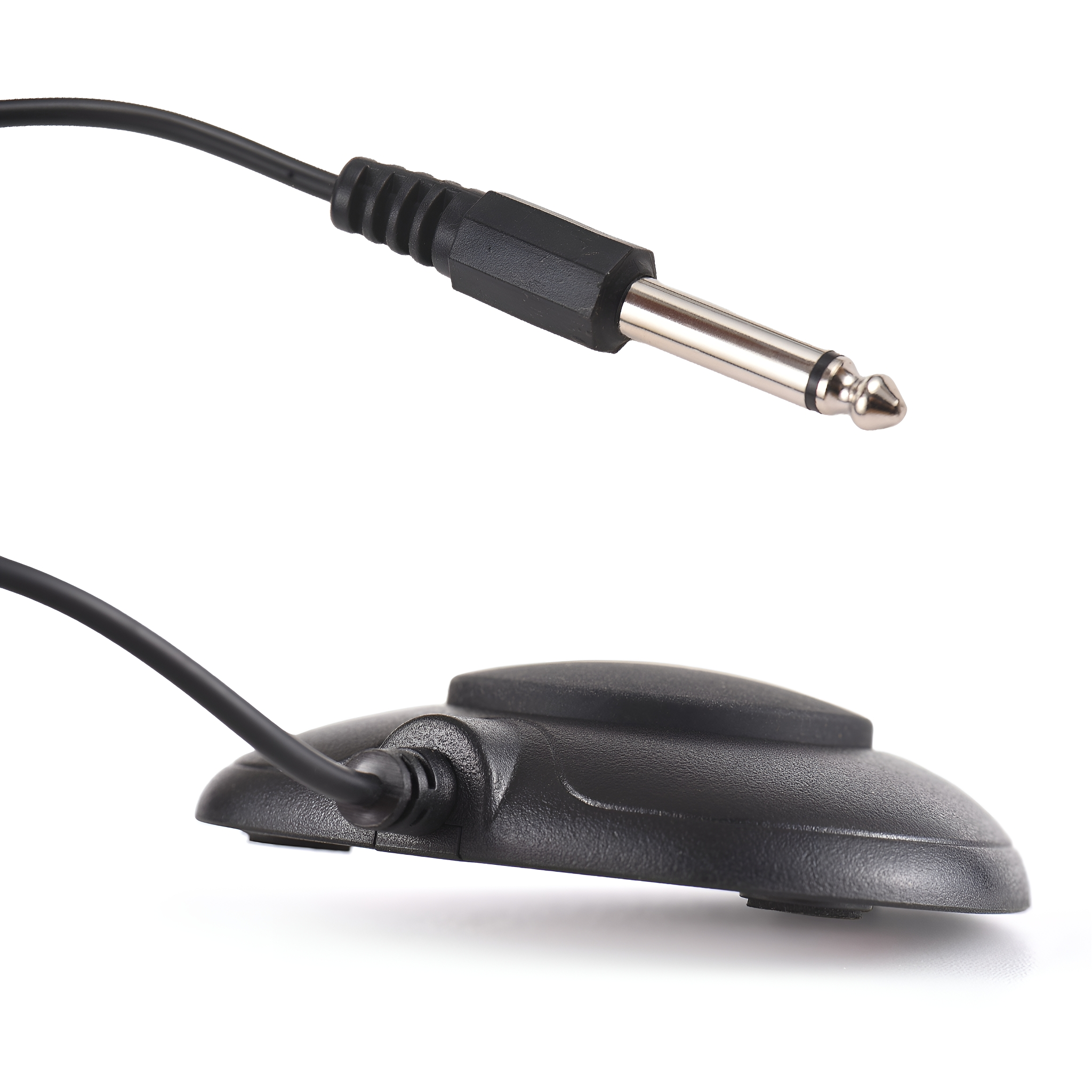 Schwarzes Fußpedal mit Kabel und silbernem Klinkenstecker. Das Fußpedal ist oval und hat eine abgerundete Form.