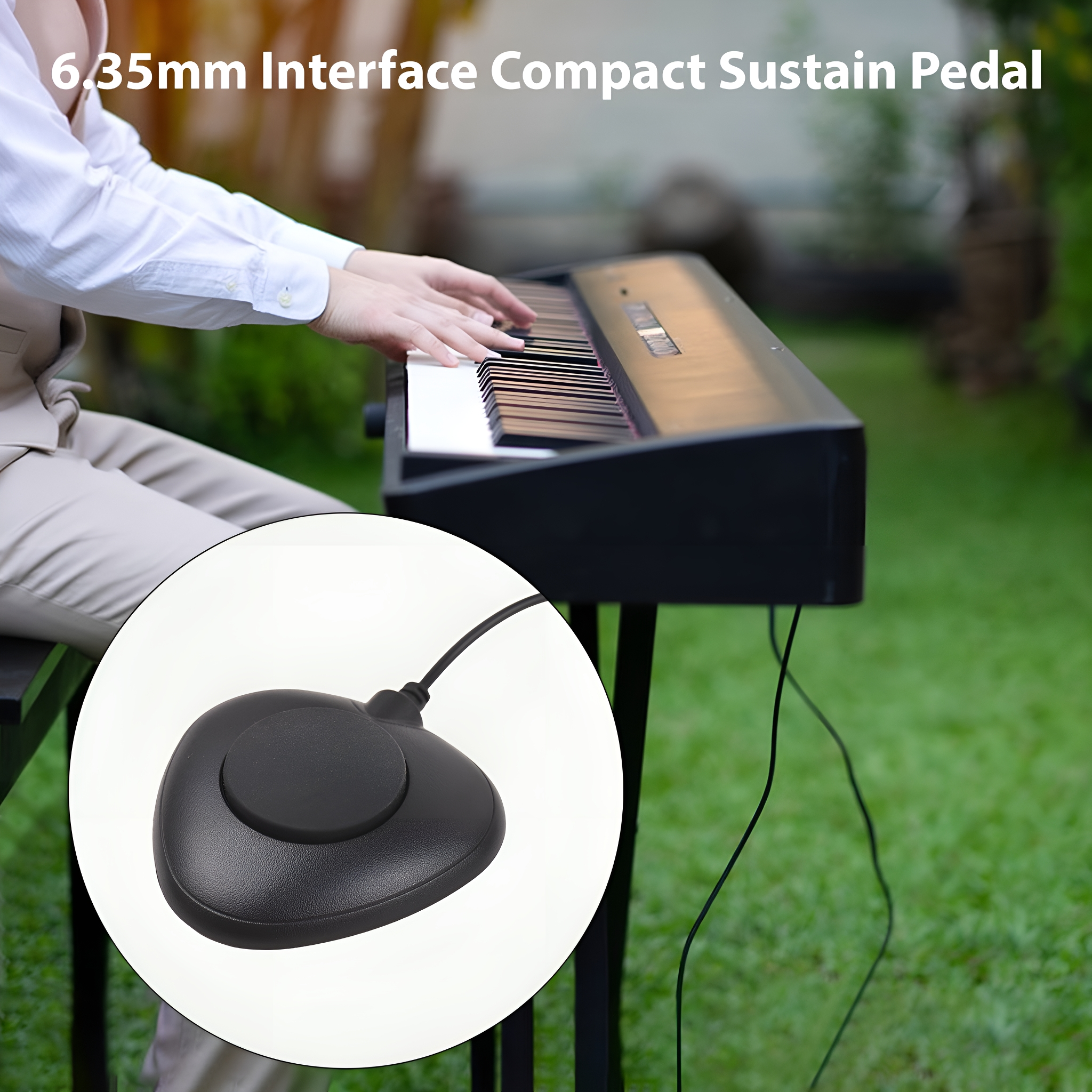 Eine Person spielt Klavier, Nahaufnahme eines schwarzen Sustain-Pedals. Das Pedal ist herzförmig.