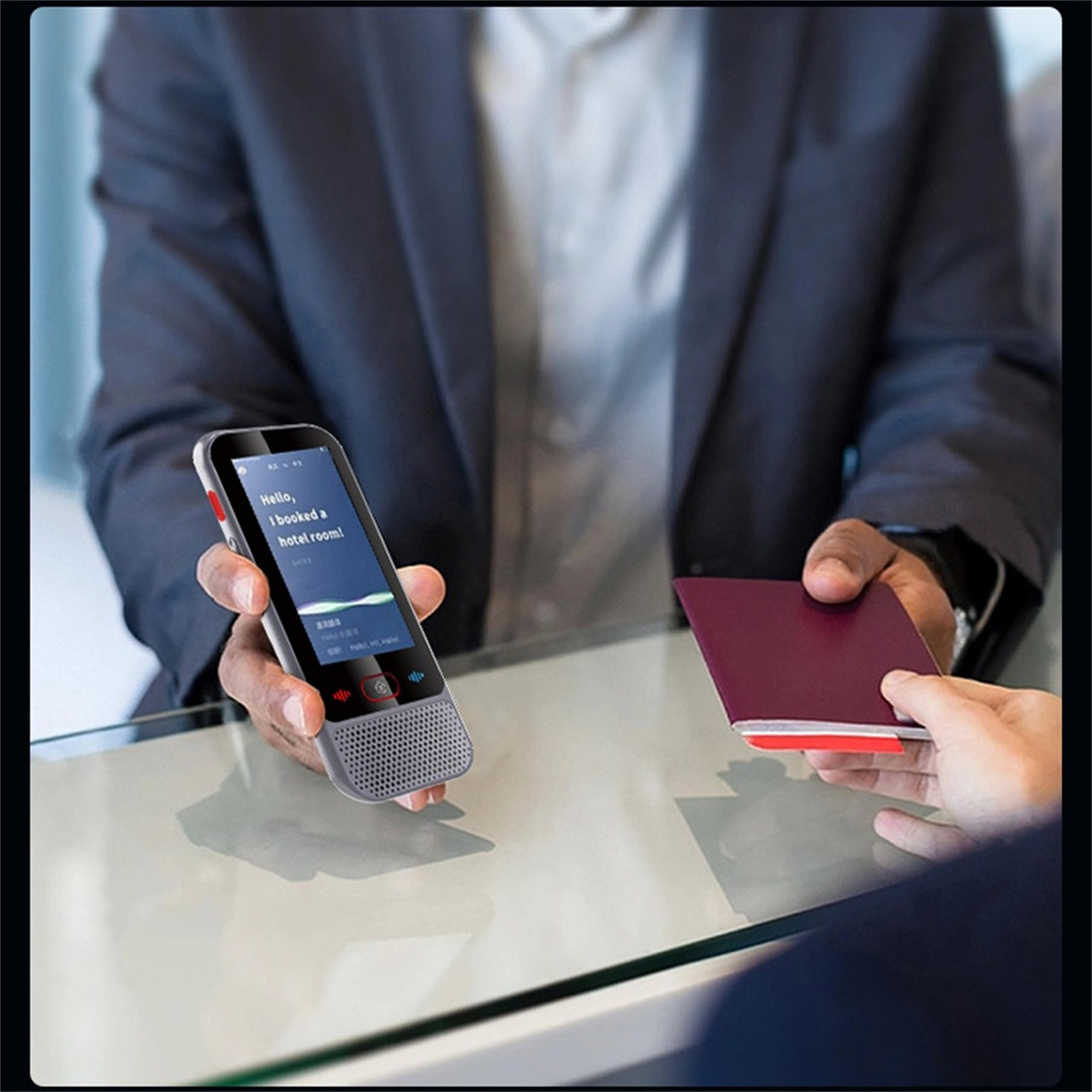 Ein Mann hält ein Übersetzungsgerät und einen Reisepass, mit einer Hand, die den Pass anbietet.
