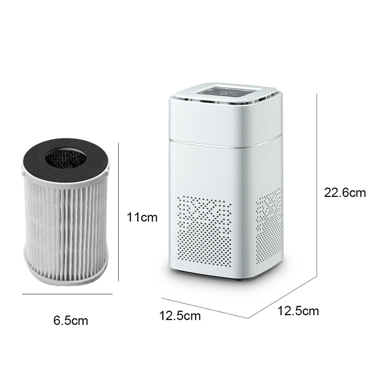 Ein Luftreiniger und sein Filter. Der weiße Reiniger ist 12,5 cm x 12,5 cm x 22,6 cm groß. Der Filter ist 6,5 cm x 11 cm groß.
