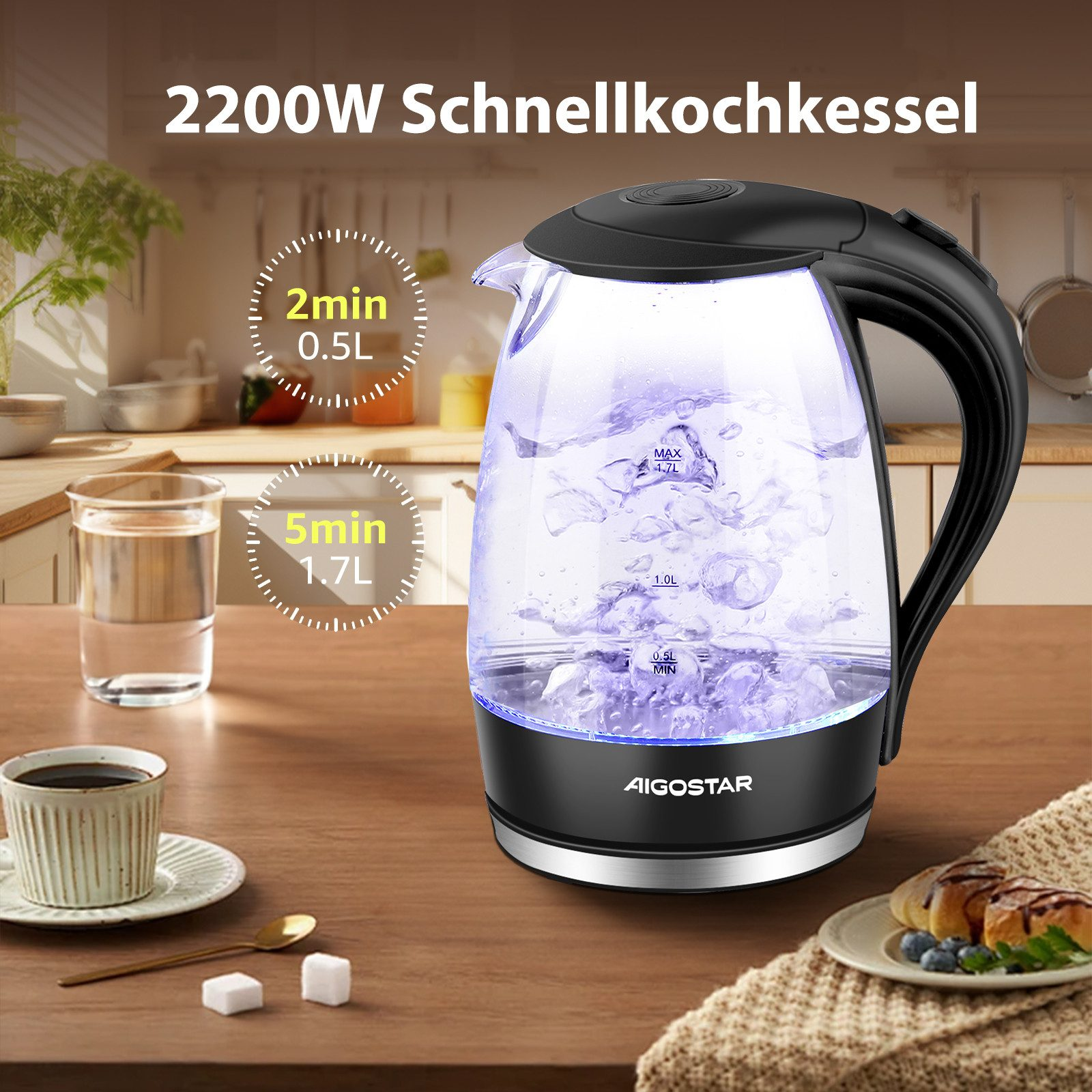 Ein elektrischer Glaskessel, der Wasser mit blauem Licht kocht, in der Nähe einer Tasse und Gebäck.