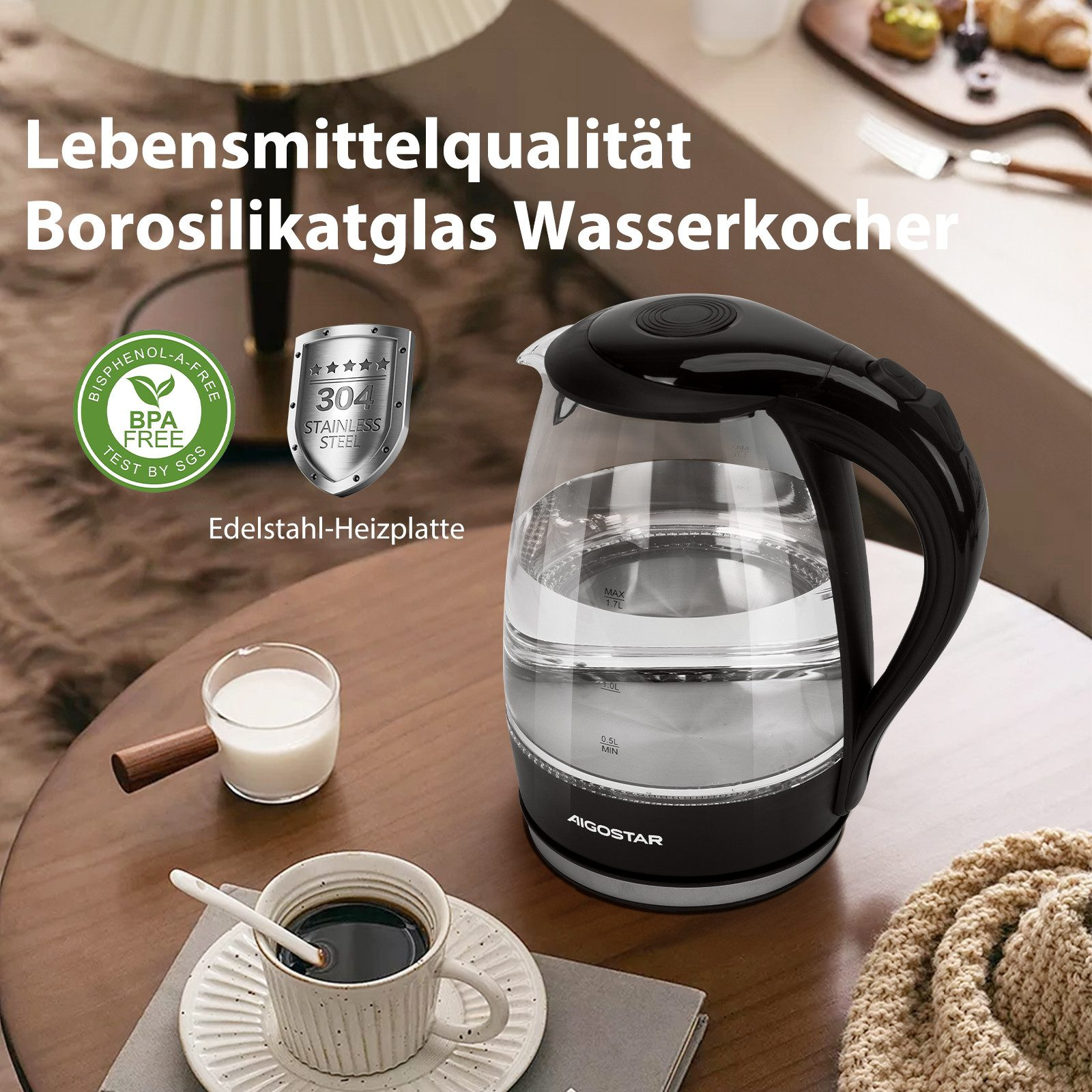 Ein elektrischer Glaskessel mit schwarzem Griff. Es gibt eine Tasse Kaffee und ein Glas Milch.