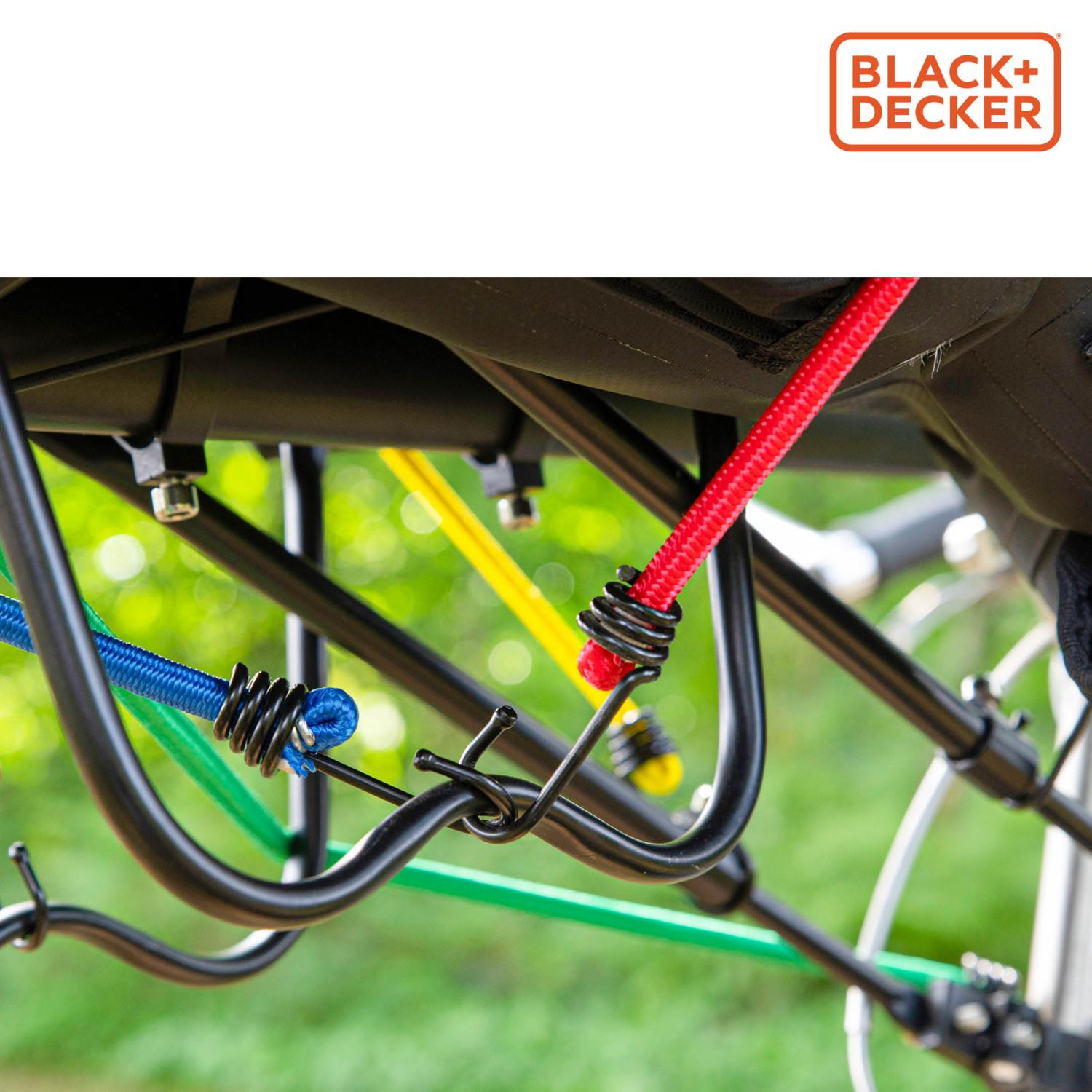 Een Black+Decker logo met elastische koorden bevestigd aan een metalen fietsenrek. Rode, gele, groene en blauwe koorden.