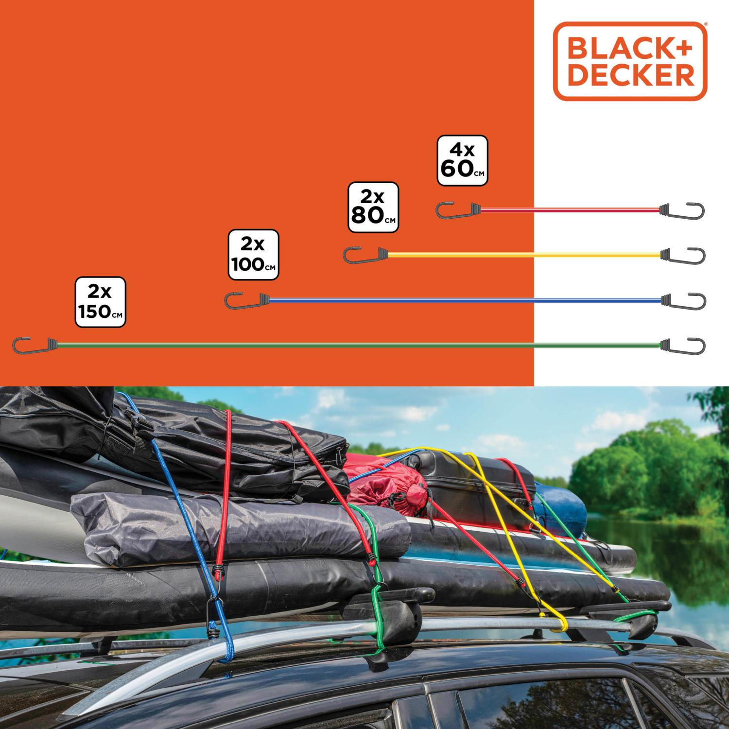 Auto met bagage vastgemaakt met gekleurde elastische koorden. Achtergrond: wazig groen landschap.
