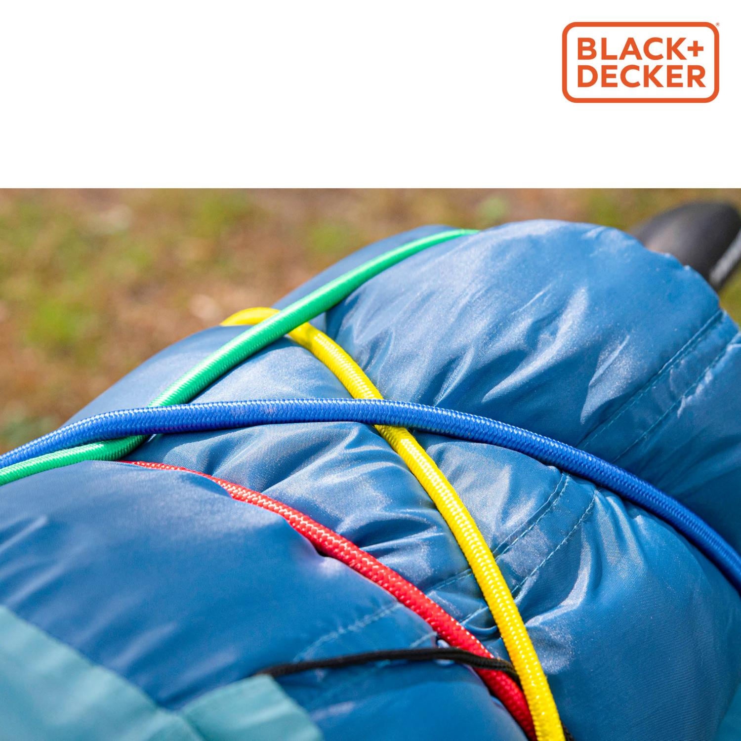 Blauwe en groene bungeekoorden op een blauw object, met een Black and Decker logo.