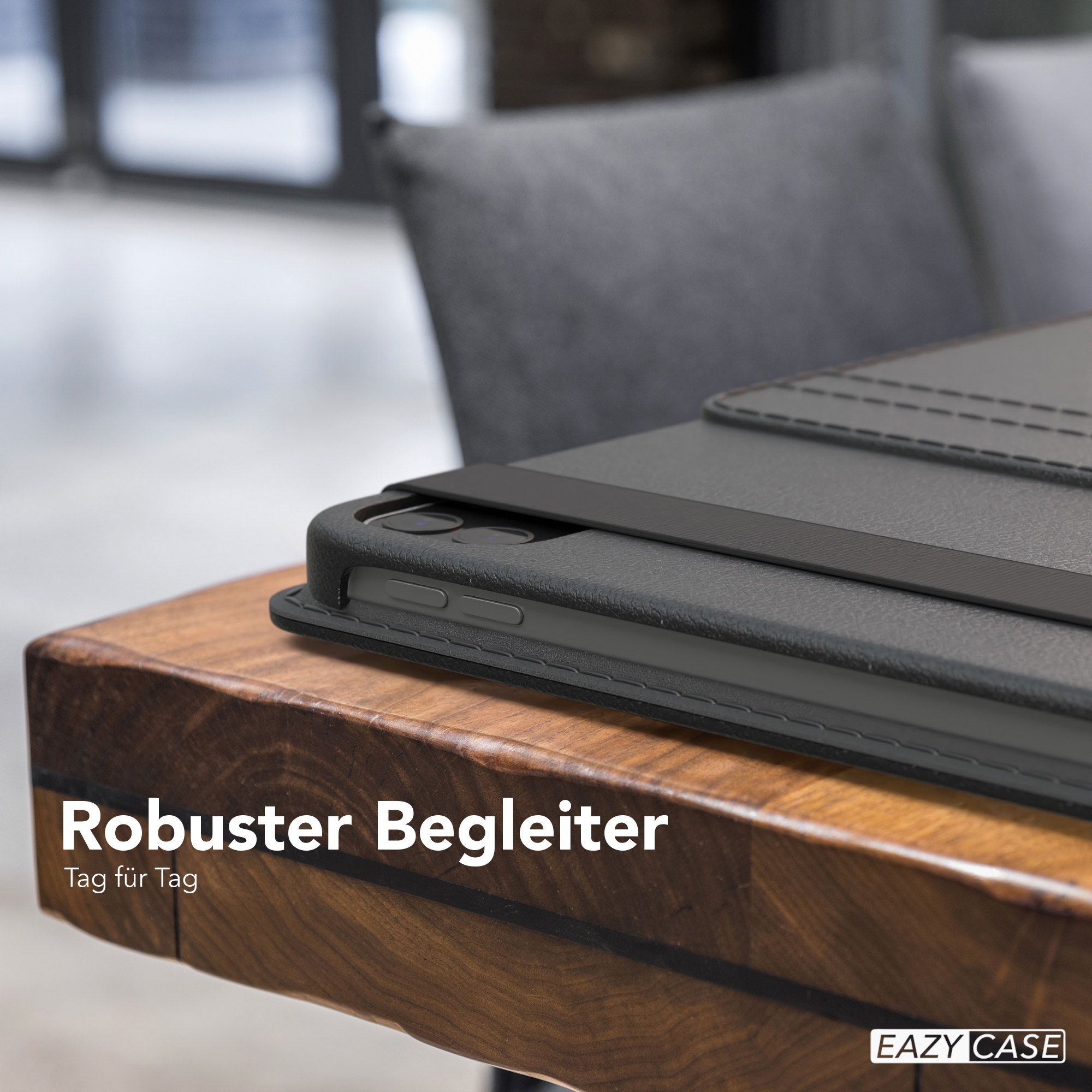 Eine dunkelgraue Tablethülle auf einer Holzoberfläche, mit dem Text 'Robuster Begleiter' und Markennamen.