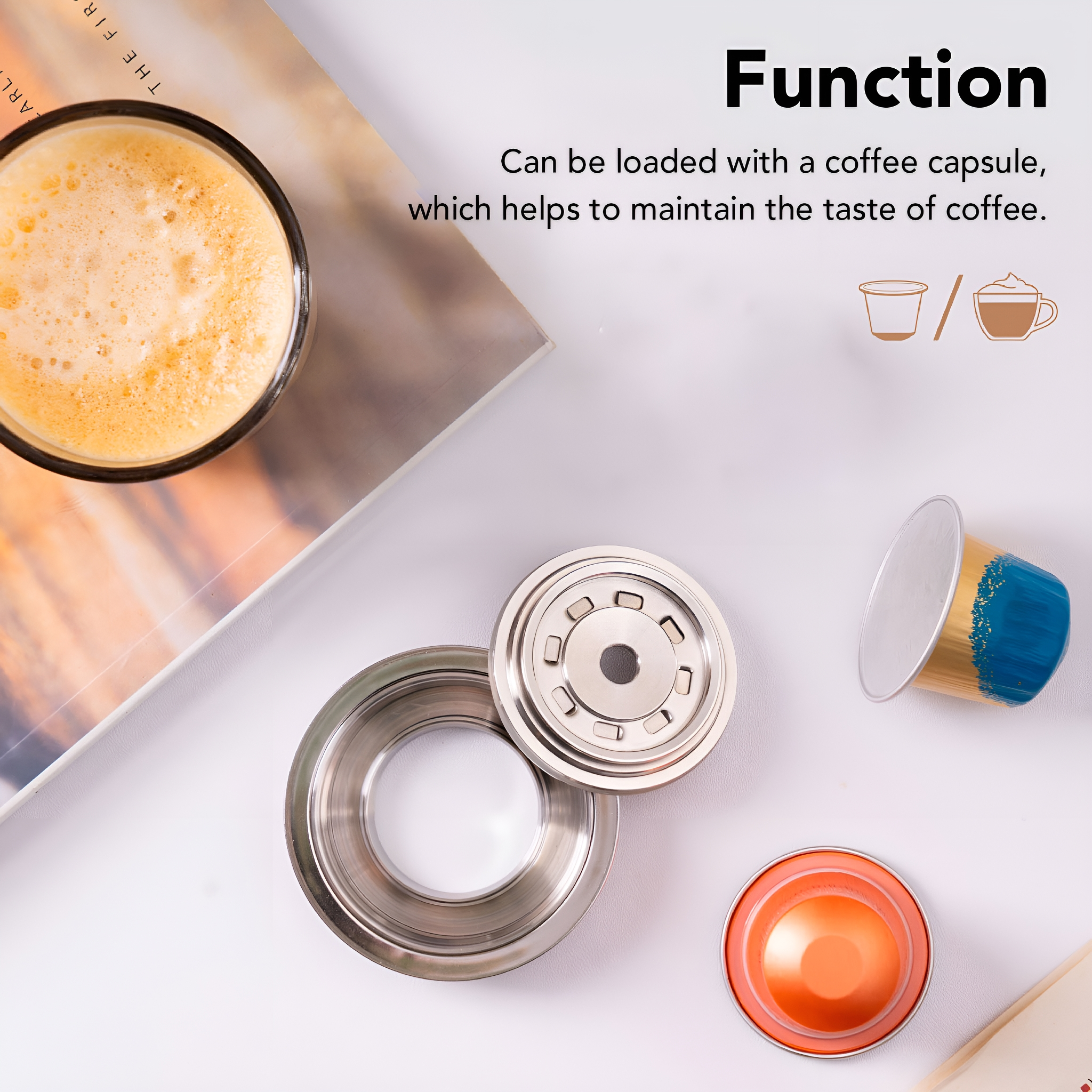 Kaffeekapseln, ein Glas Kaffee und auseinandergebaute Kaffeemaschinenteile auf weißem Untergrund.