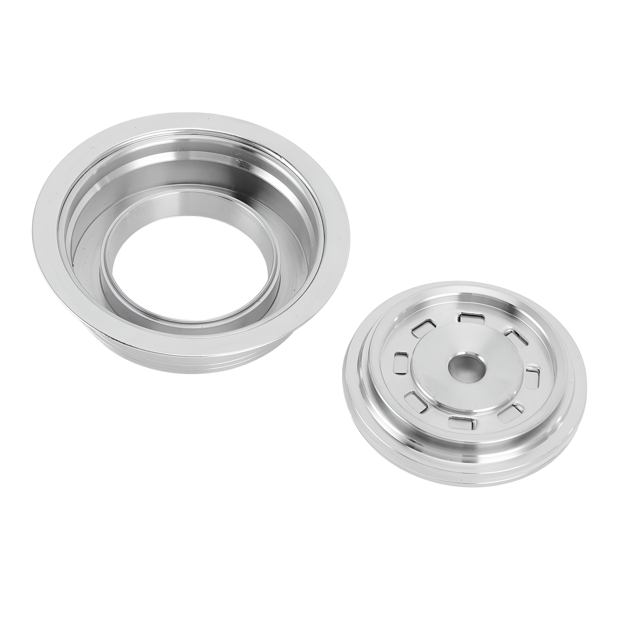 Silberne Abflussteile, bestehend aus einer Basis und einem separaten, kreisförmigen Deckel mit Löchern.