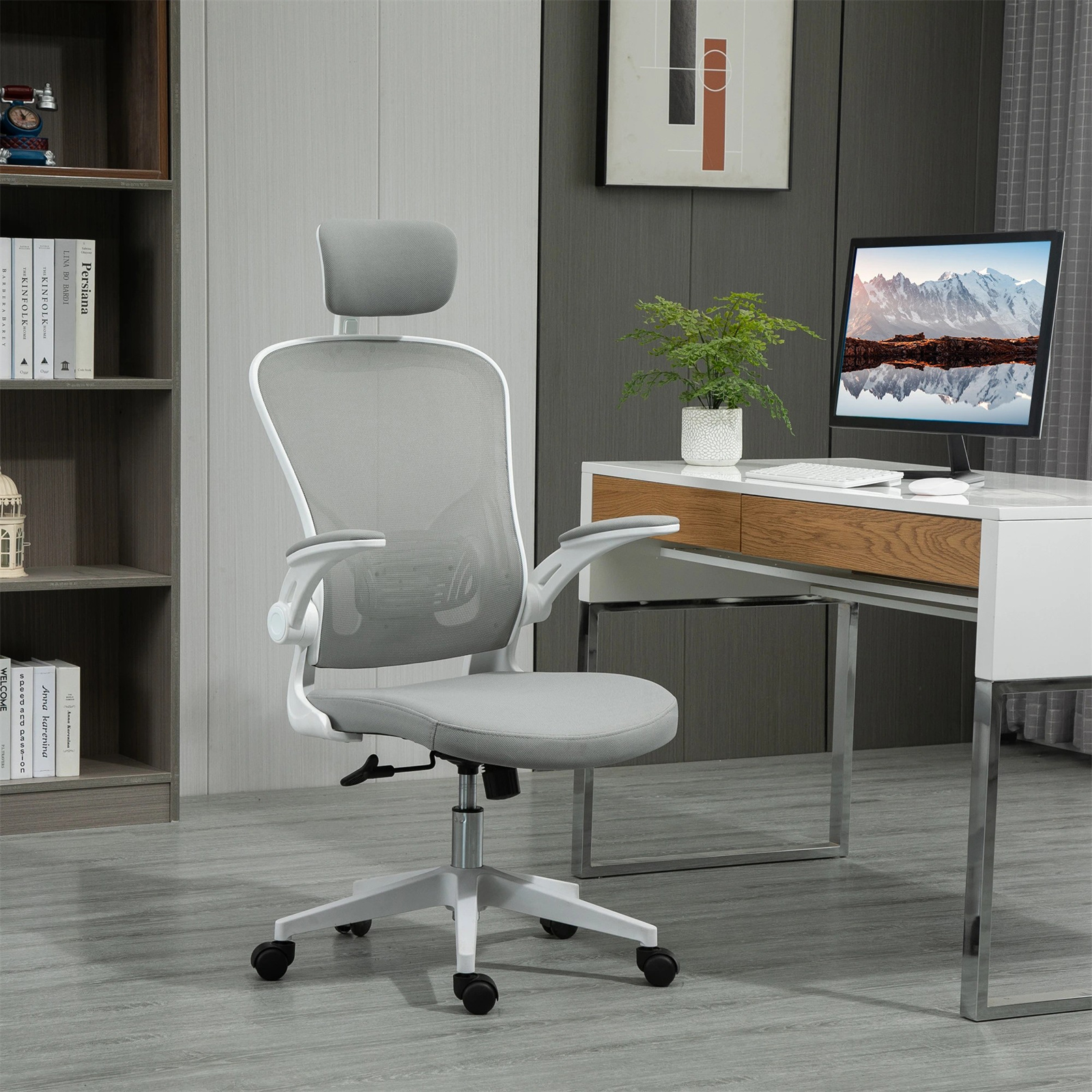 Ergonomischer Bürostuhl, grauer Netzrücken und weißer Rahmen, in einem Raum mit Schreibtisch und Bücherregal.