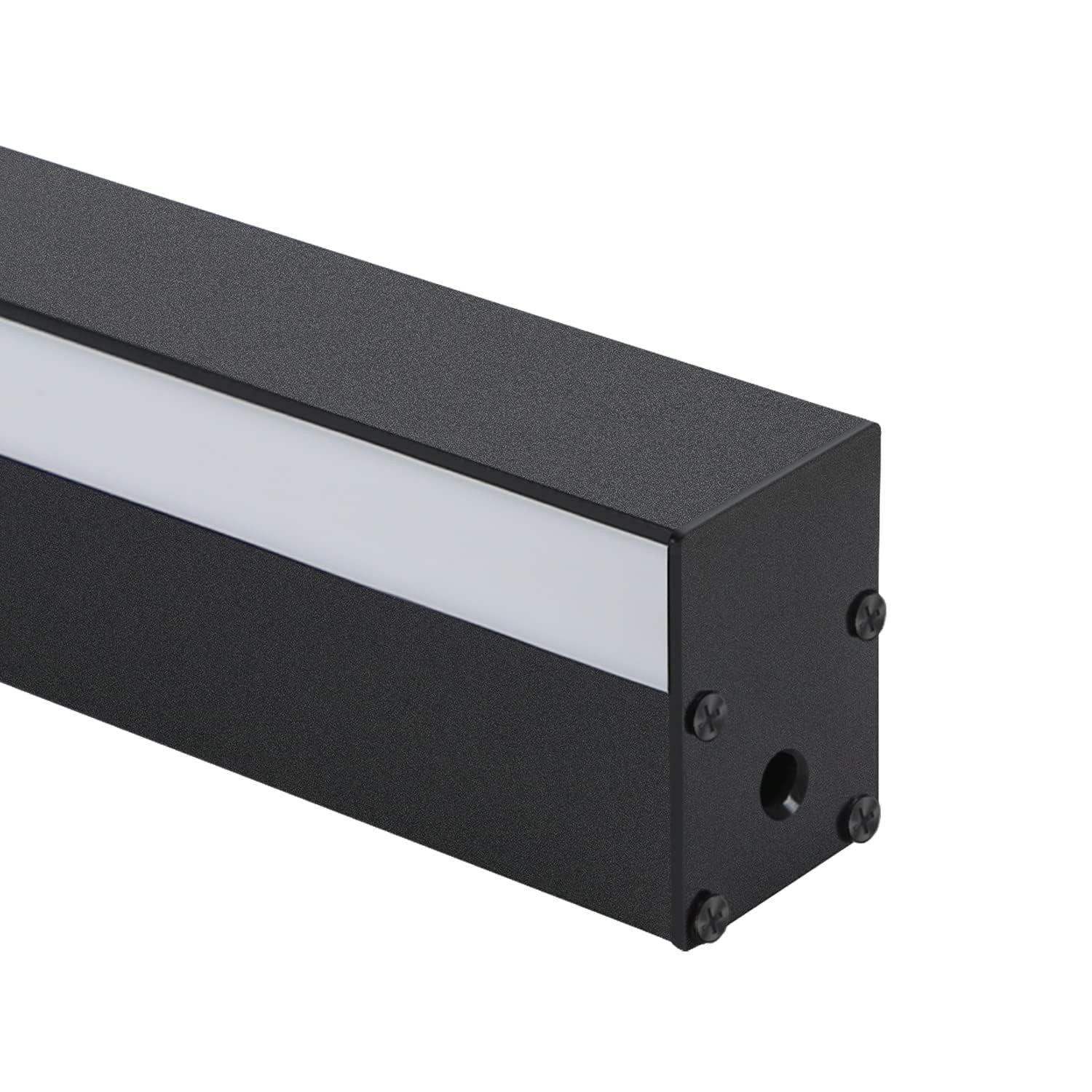 Apparecchio di illuminazione a LED rettangolare nero, con una striscia luminosa bianca e fori per le viti.