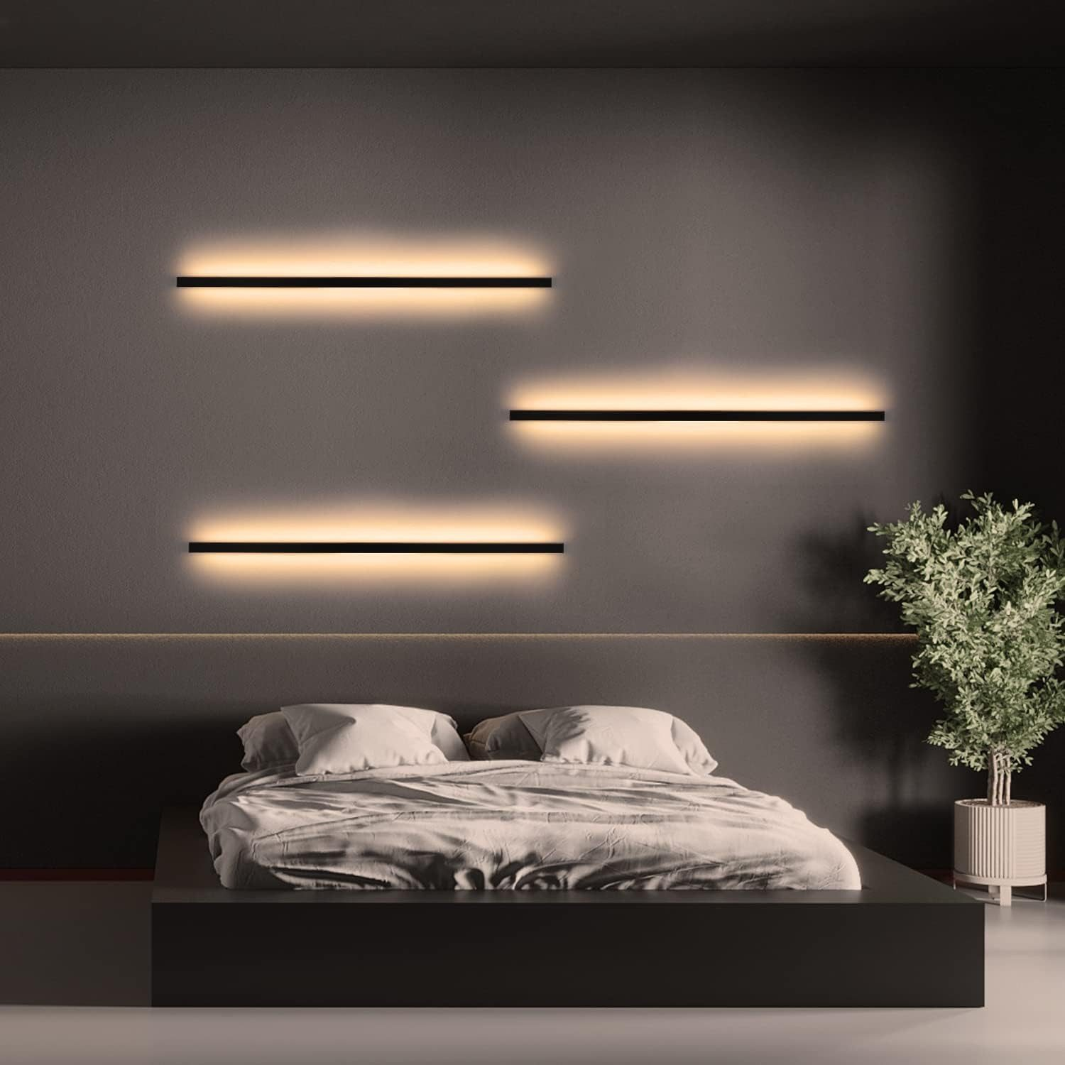 Camera da letto moderna con tre luci orizzontali sopra il letto.
