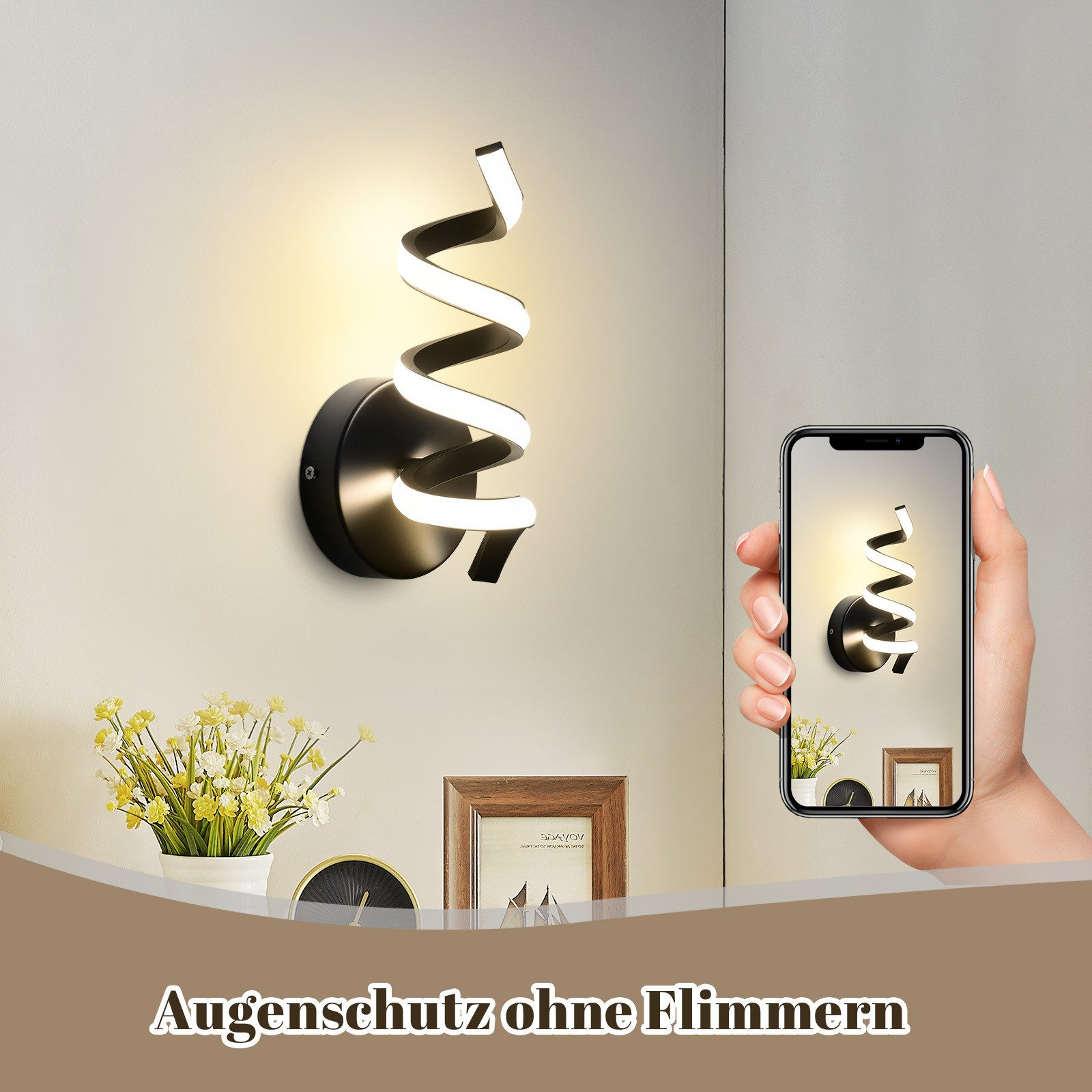 Una lampada da parete a spirale è su un muro. Una mano tiene un telefono che mostra la stessa lampada.