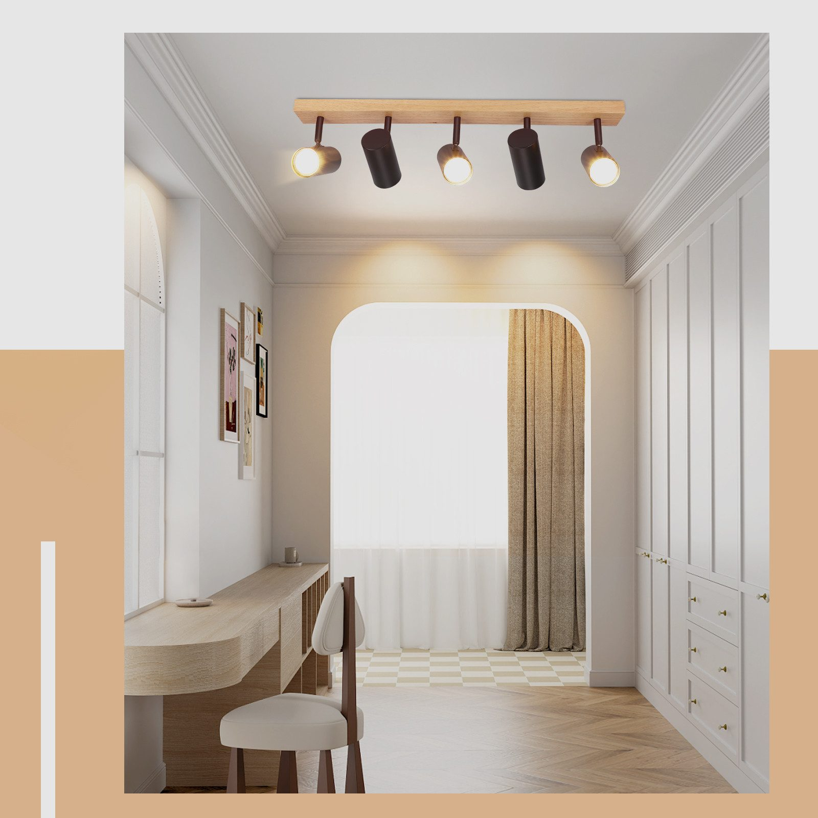 Vista interna di un corridoio con un lampada da soffitto in legno. C'è una scrivania e una porta bianca.