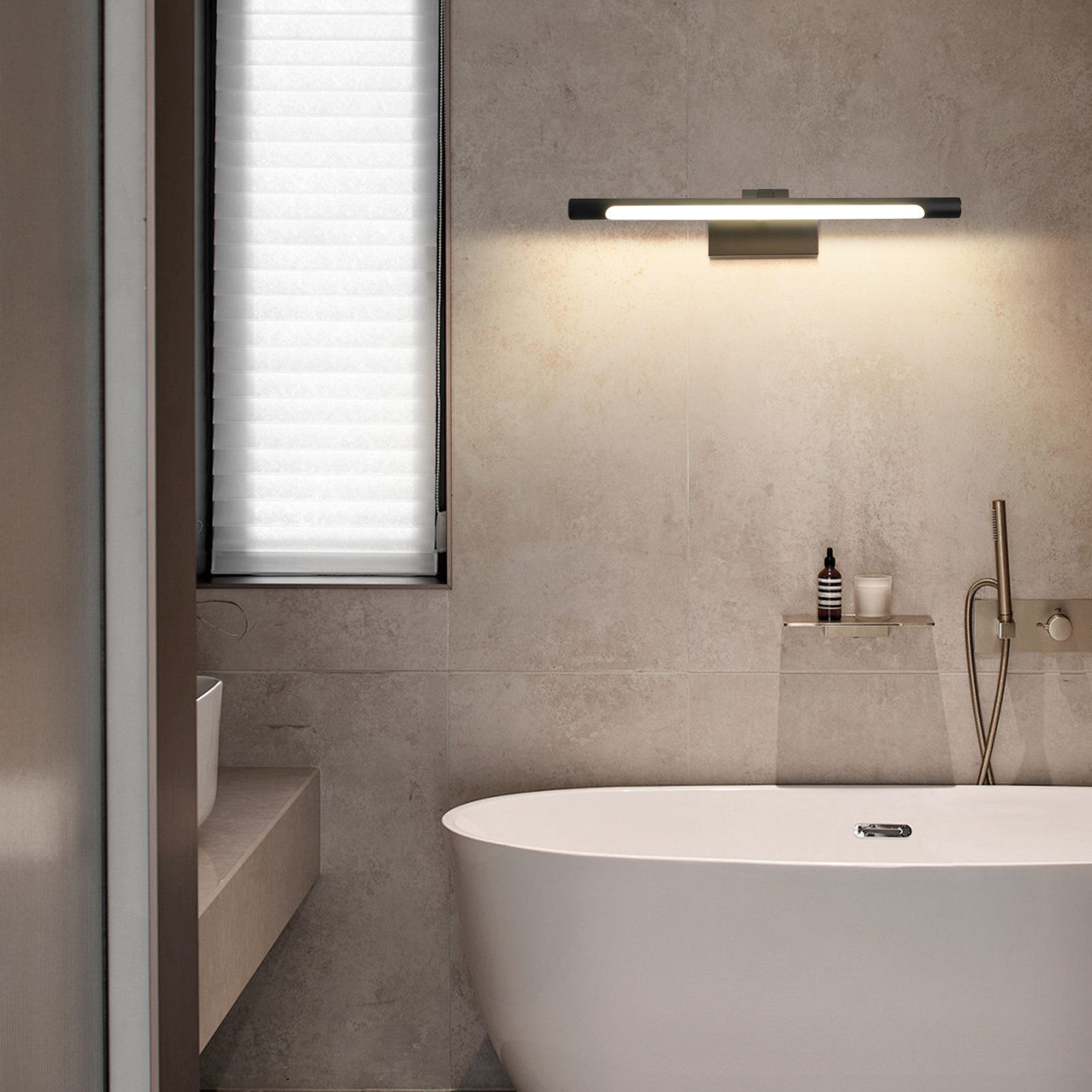 Moderne Badeszene, eine Wandlampe, eine Badewanne und ein Fenster mit Jalousien.