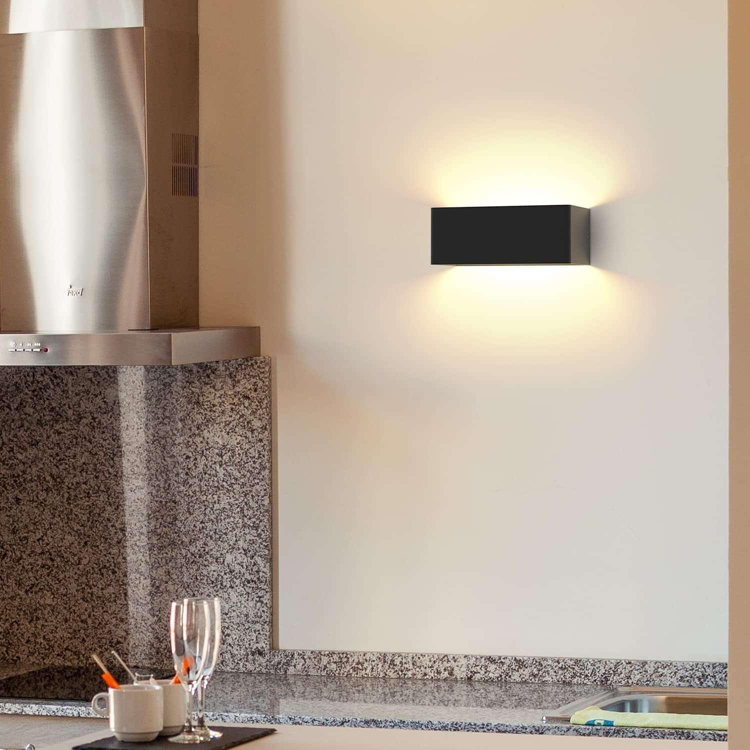 Schwarze rechteckige Wandlampe mit weichem Licht in der Küche.
