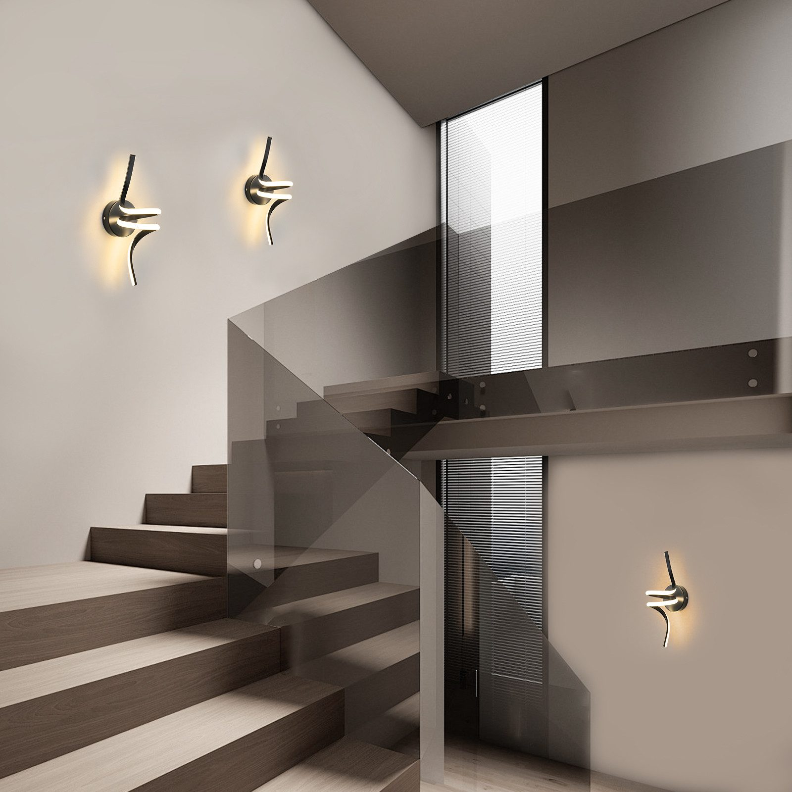 Interior moderno con escalera, barandilla de vidrio y apliques de pared. Escalones de madera conducen arriba, con ventana.