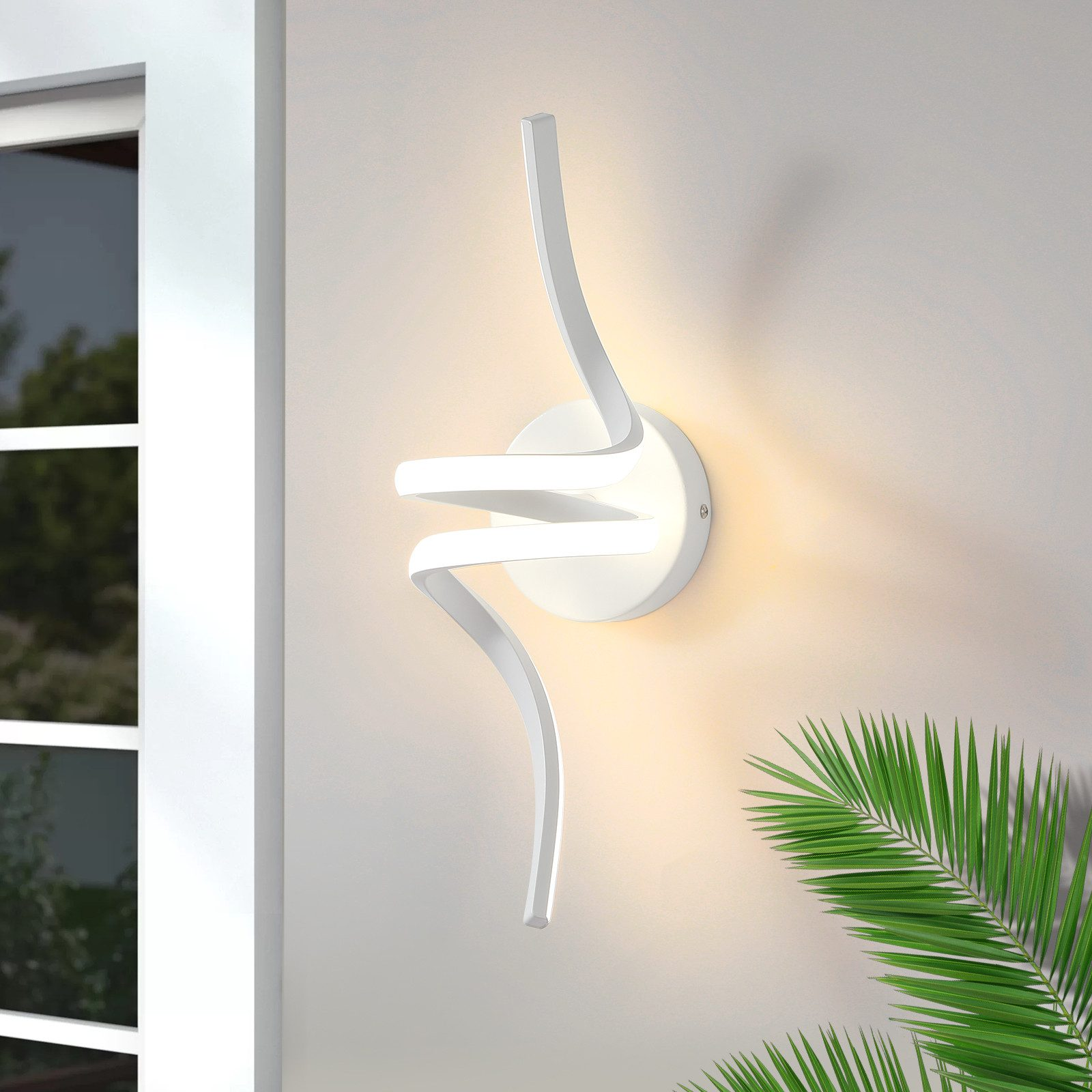 Lampada da parete bianca e moderna con design curvo stilizzato.