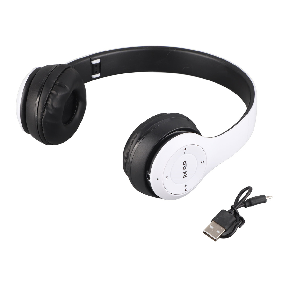 Weiß-schwarze Kopfhörer mit USB-Kabel. Sie sind auf weißem Hintergrund platziert.