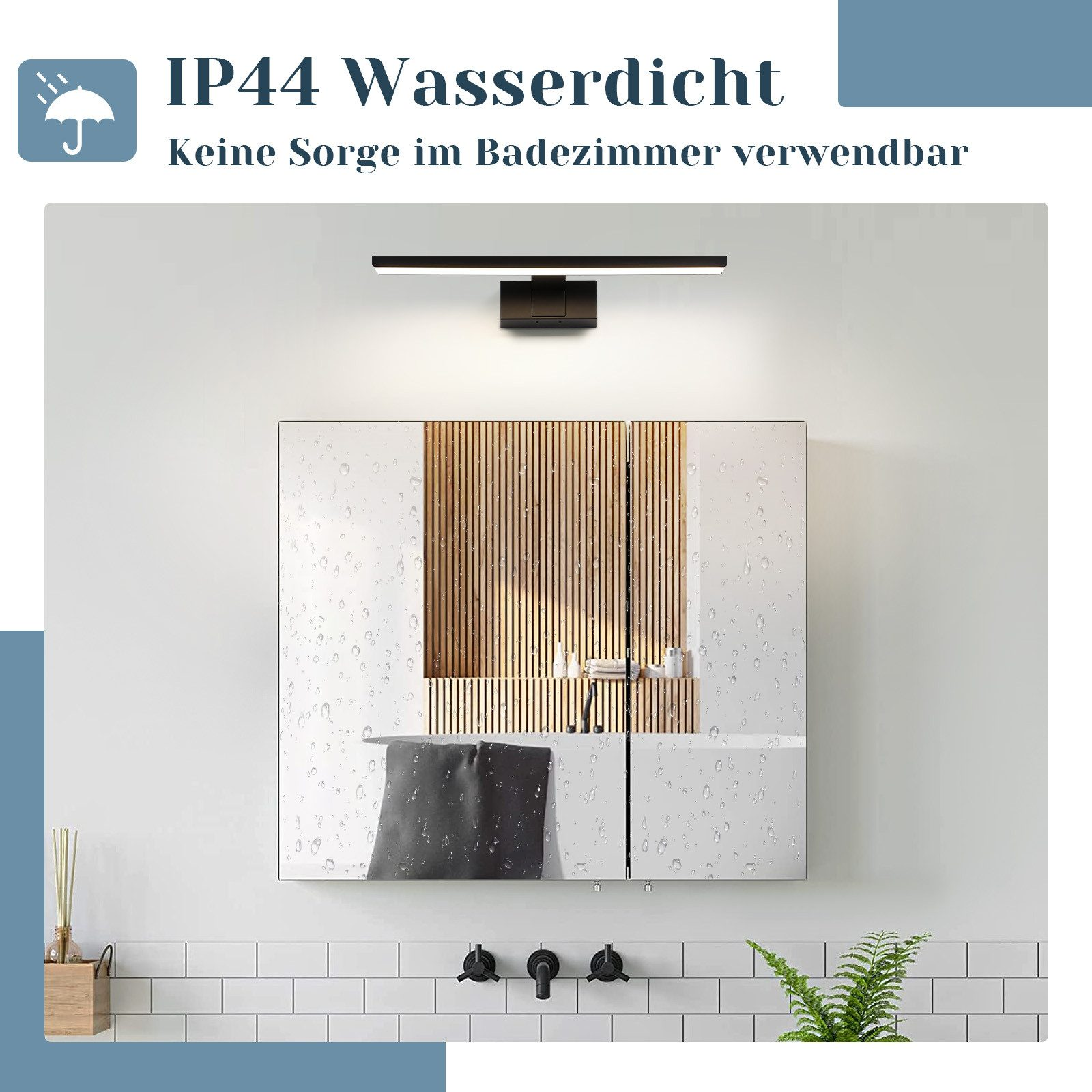 Ein Badezimmerspiegel mit einer schwarzen Leuchte darüber, mit Holzrückwand und einem schwarzen Handtuch.