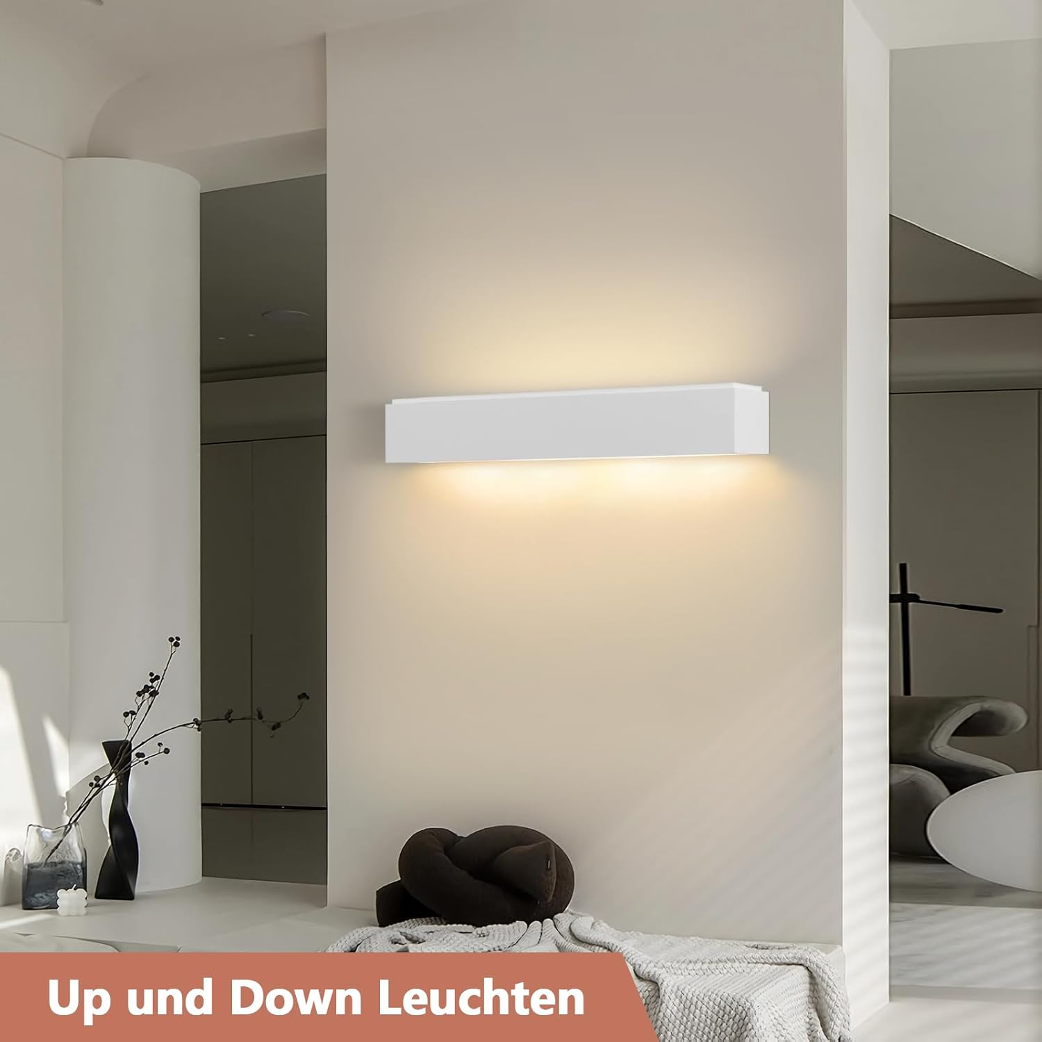 Una lampada da parete rettangolare bianca su un muro bianco, con sfondo sfocato. Testo: 'Up und Down Lights'.