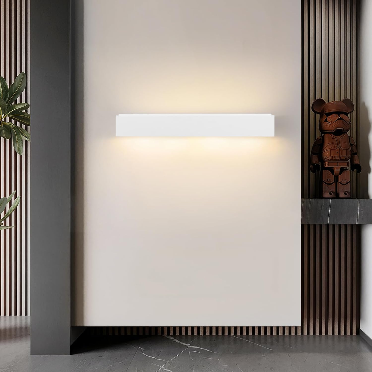 Un muro bianco con una luce rettangolare e una figura di orso.