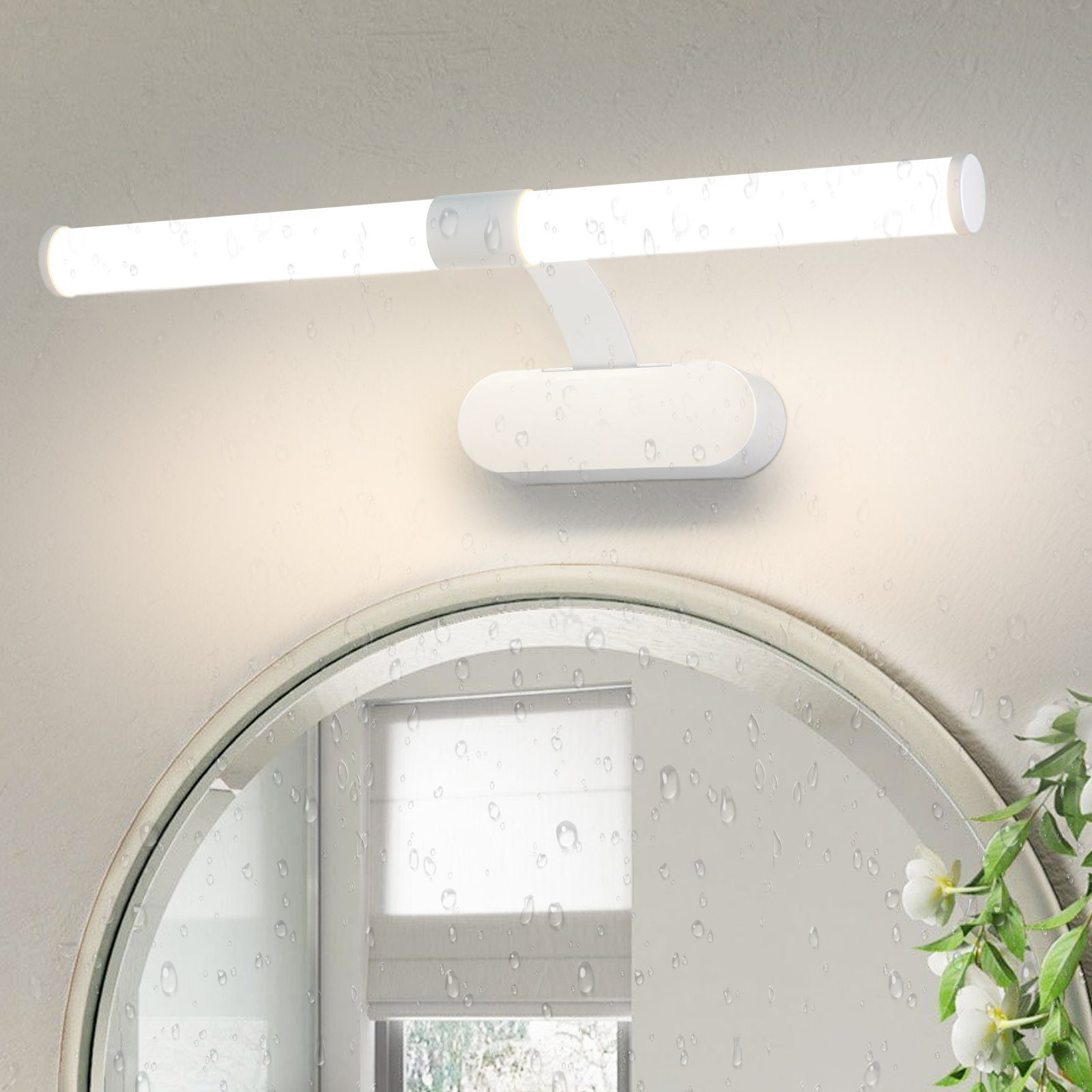 Badezimmerspiegel mit Leuchte darüber. Weiße Wand. Wassertropfen-Effekt.