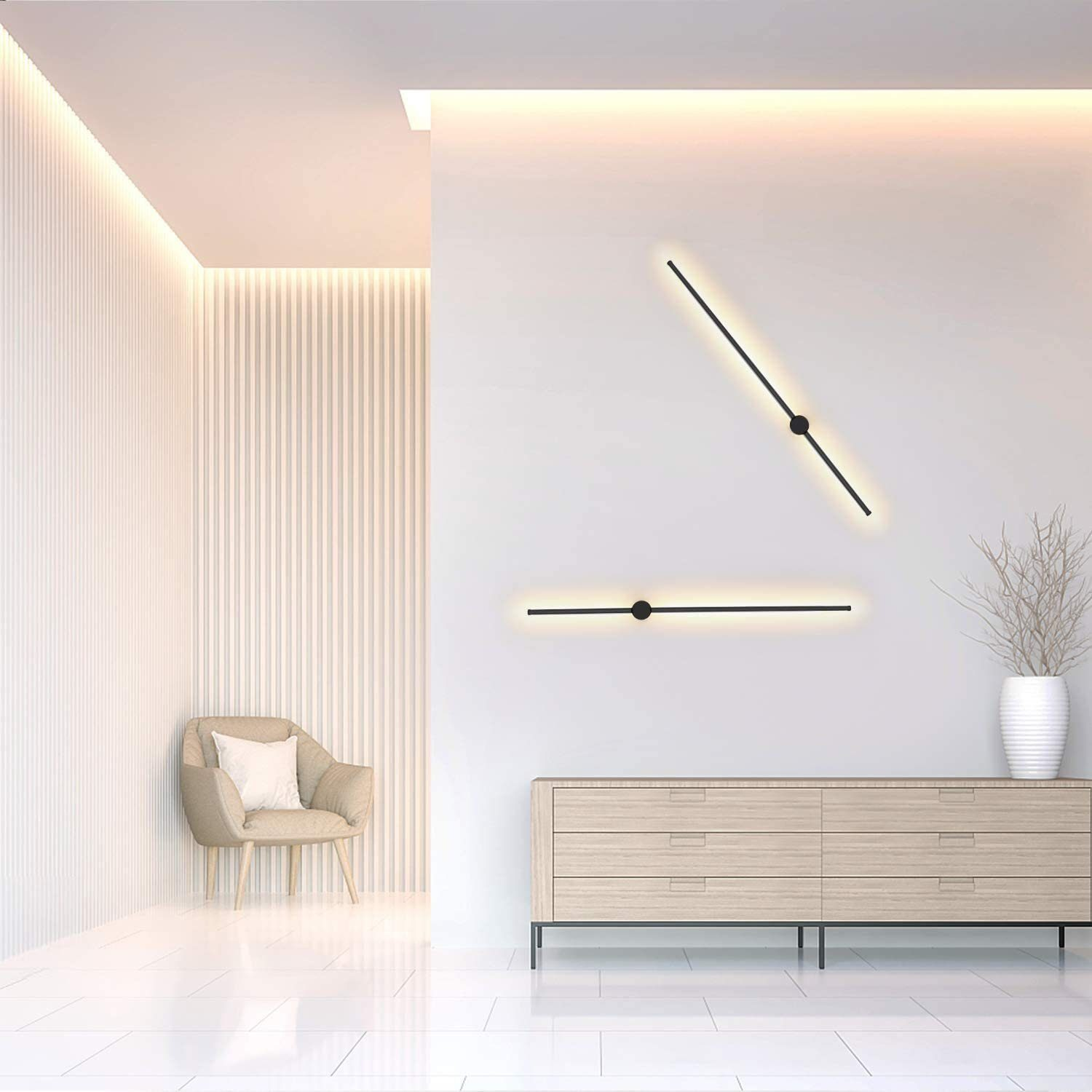 Interni moderni con pareti bianche e un mobile in legno. Due luci lineari nere sulla parete bianca.