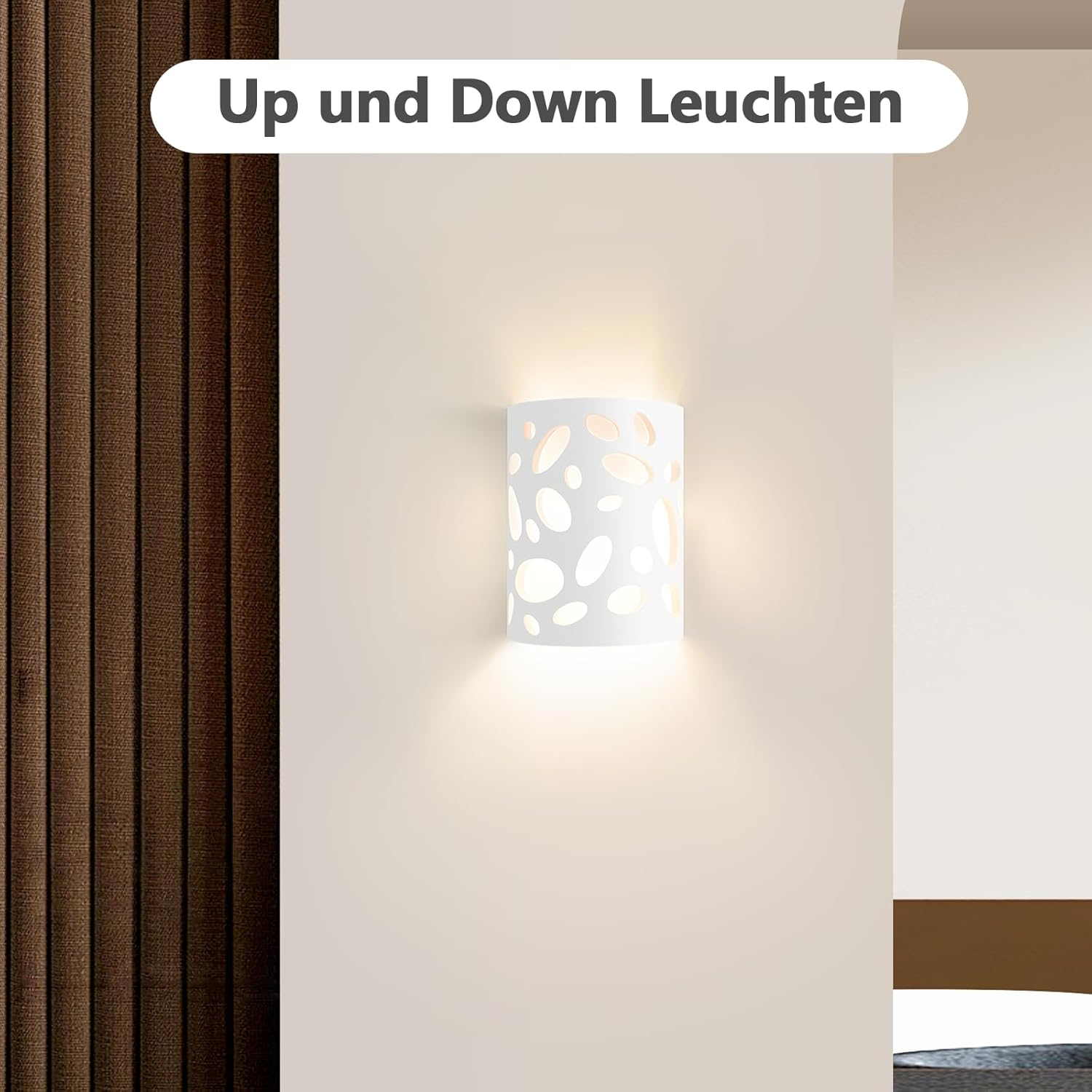 Una lampada da parete bianca con un design astratto. Emette luce verso il basso e verso l'alto.