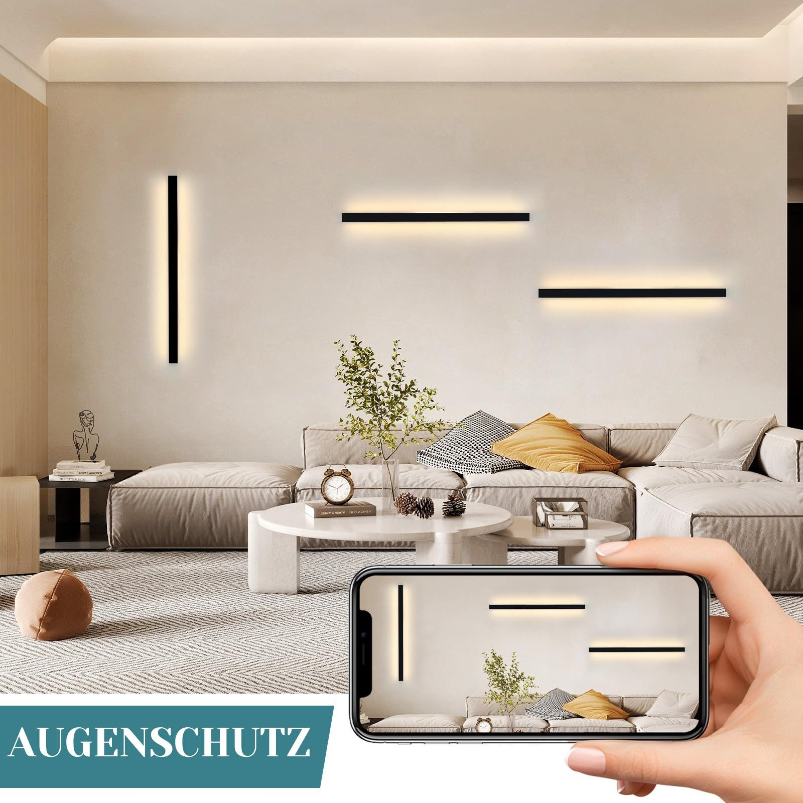 Soggiorno con smartphone che mostra luci sulla parete. Divano, piante e altre luci visibili.