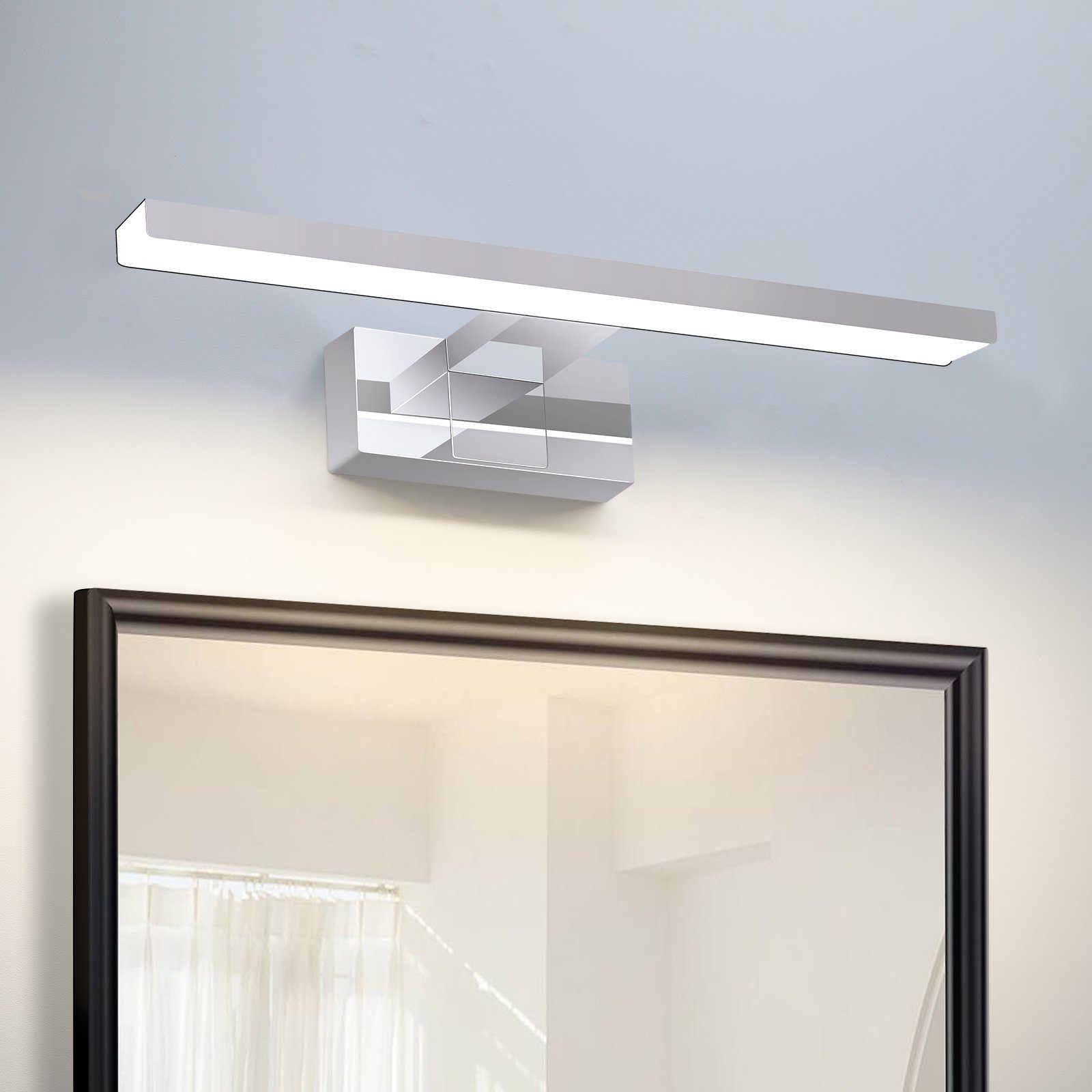 Wandmontierte, silberne Badezimmer-Lichtleuchte über einem Spiegel und einer Theke.